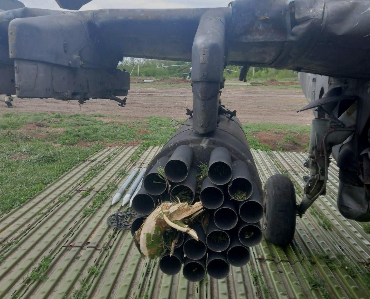 Der russische Ka-52-Hubschrauber mit Raketenschutz verlor gegen den ukrainischen Weihnachtsbaum, der seinen Verteidigungskomplex und seinen Startblock beschädigte Der russische Ka-52-Hubschrauber mit Raketenschutz verlor gegen den ukrainischen Weihnachtsbaum, der seinen Verteidigungskomplex und seinen Startblock beschädigte