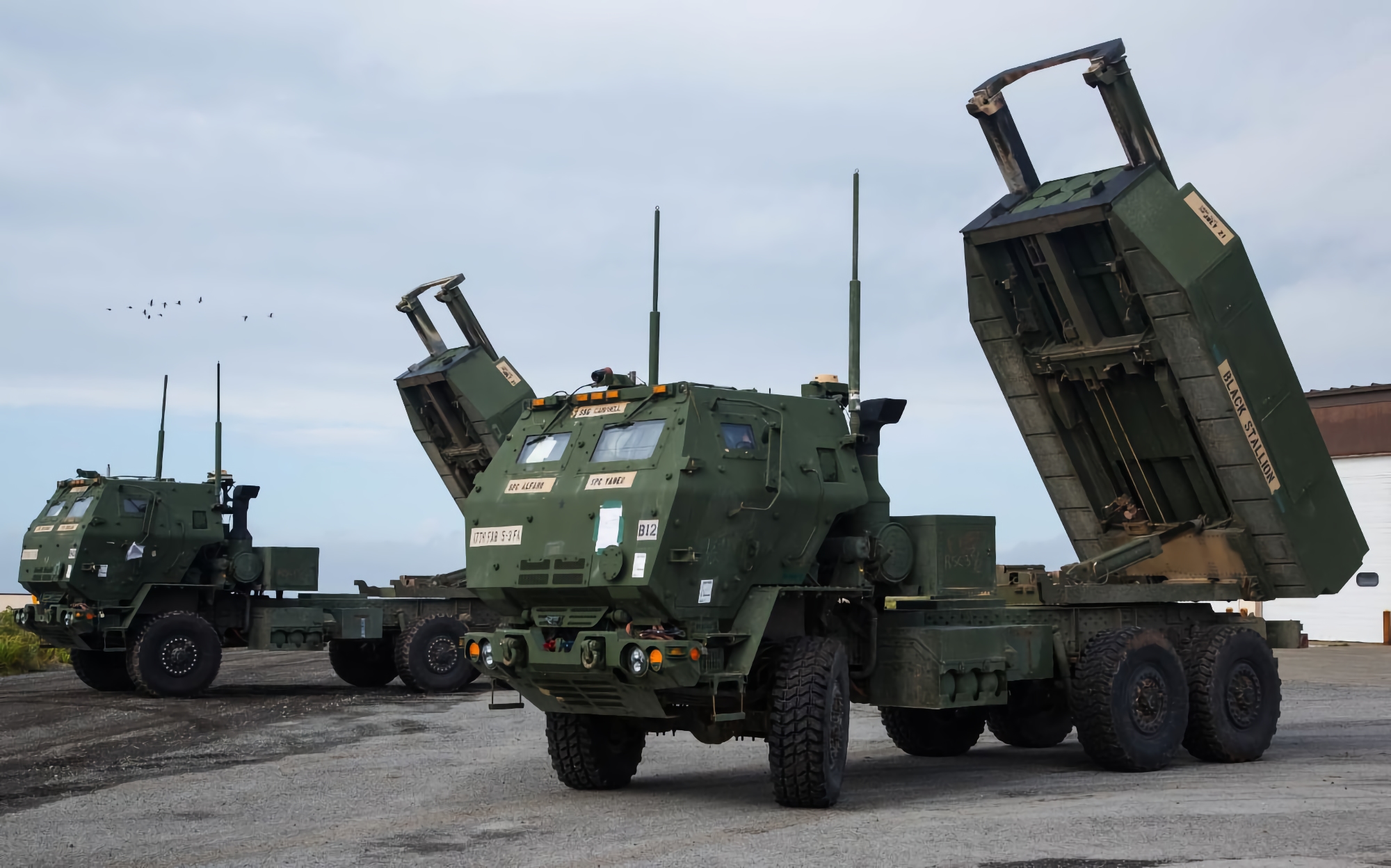Die Arbeit des HIMARS MLRS: Fragmente der M31A1 GMRLS-Rakete wurden in dem zerstörten russischen Lagerhaus 45 km von der Front entfernt gefunden Die Arbeit des HIMARS MLRS: Fragmente der M31A1 GMRLS-Rakete wurden in dem zerstörten russischen Lagerhaus 45 km von der Front entfernt gefunden