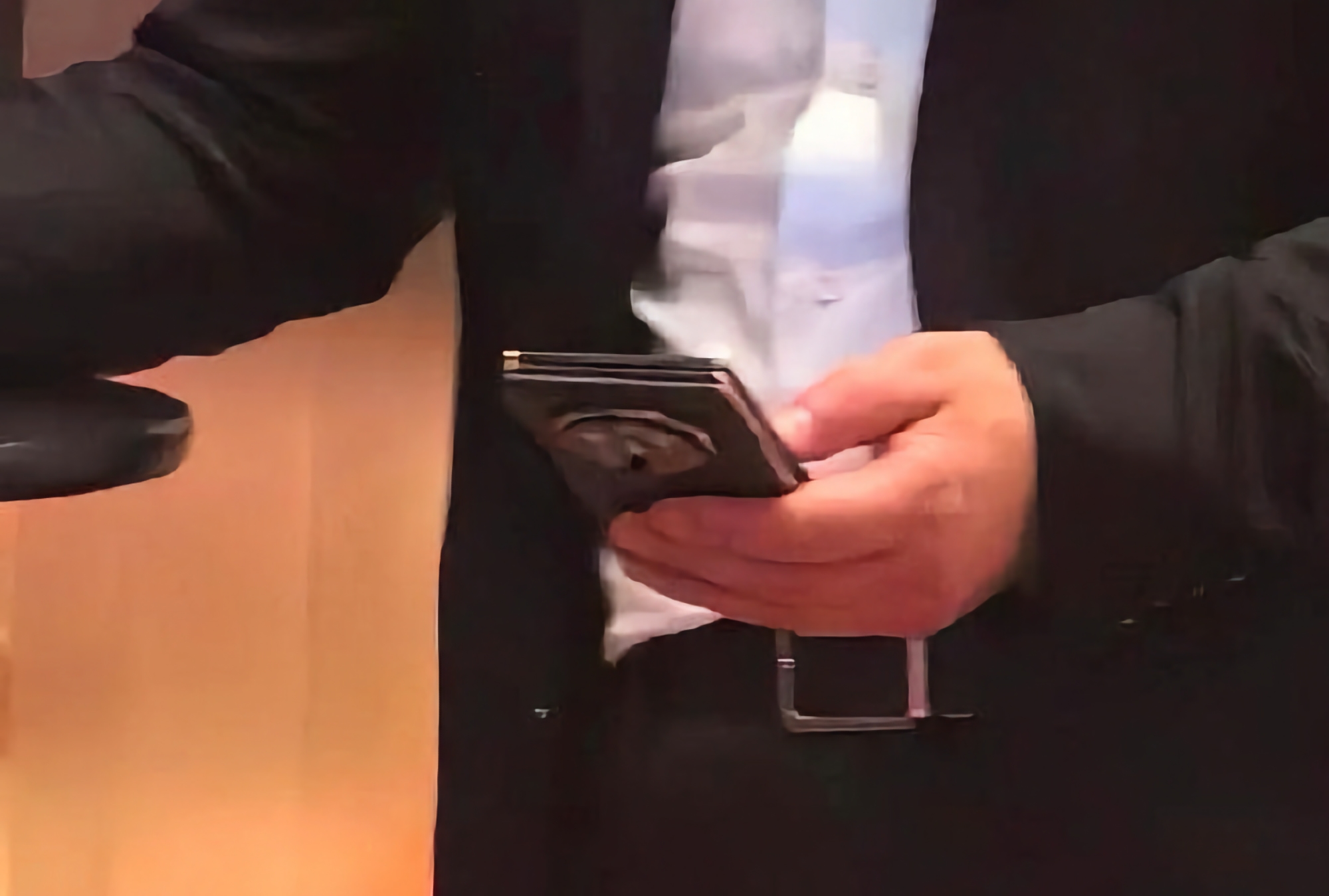 Der Chef von Huawei läuft bereits mit einem Smartphone herum, das sich in Drillinge falten lässt Der Chef von Huawei läuft bereits mit einem Smartphone herum, das sich in Drillinge falten lässt