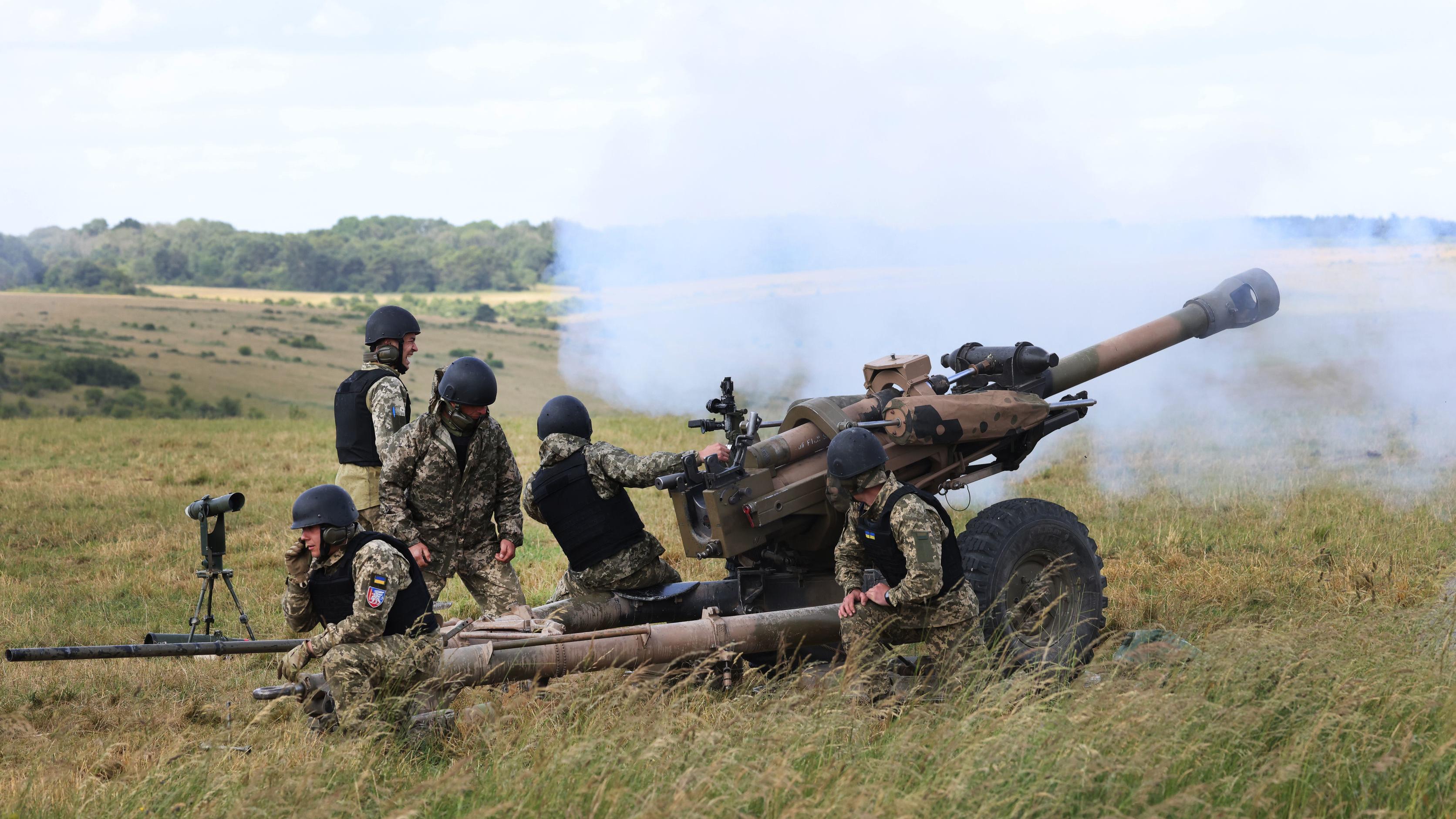 BAE Systems hat ein Büro in der Ukraine eröffnet und wird 105 mm Haubitzen L119 produzieren, die Ziele in einer Entfernung von bis zu 19 km treffen können. BAE Systems hat ein Büro in der Ukraine eröffnet und wird 105 mm Haubitzen L119 produzieren, die Ziele in einer Entfernung von bis zu 19 km treffen können.
