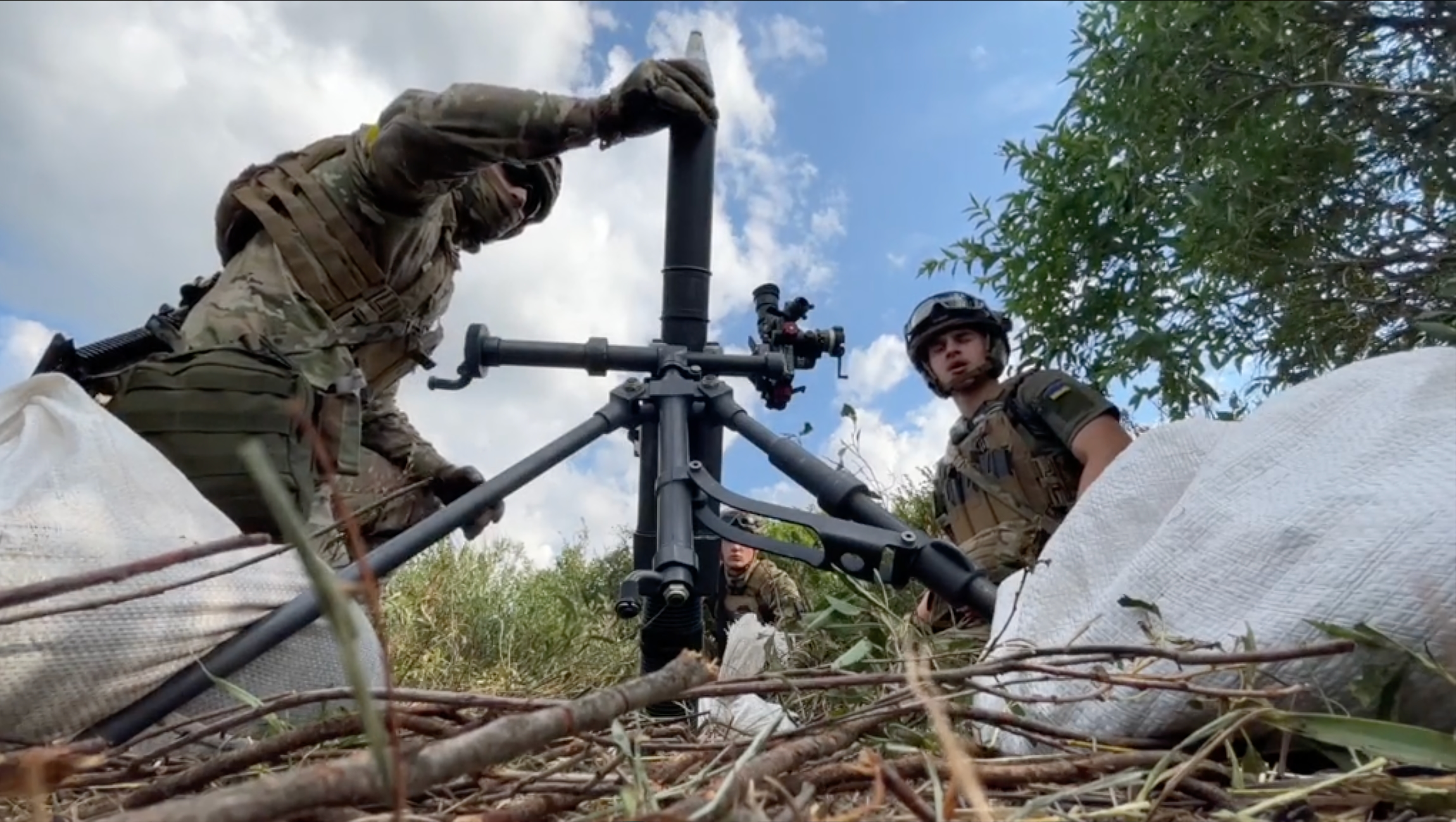 APU schießt mit amerikanischen Mörsern M224 Mortar (Video) auf feindliche Stellungen APU schießt mit amerikanischen Mörsern M224 Mortar (Video) auf feindliche Stellungen