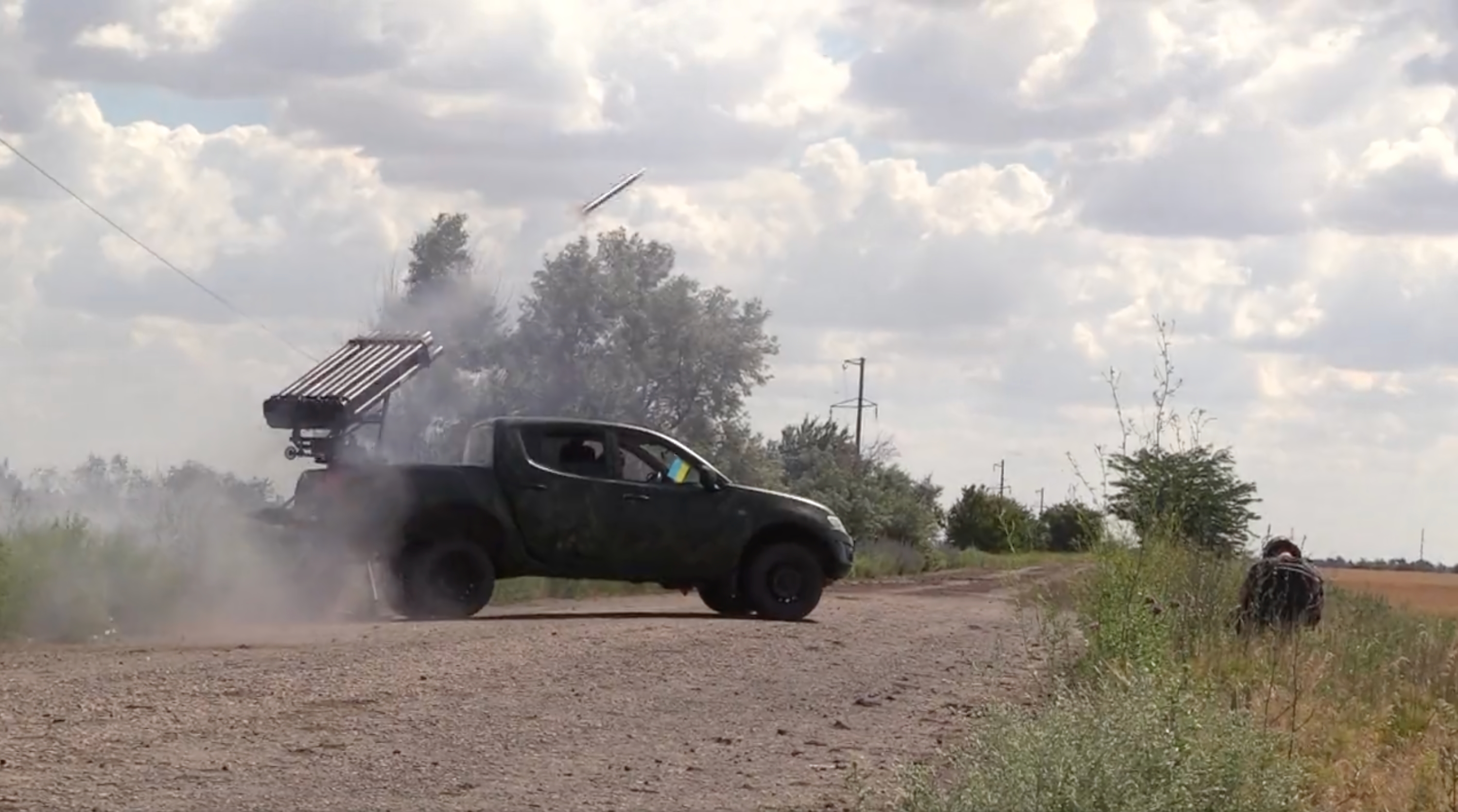 Die Streitkräfte der Ukraine installierten einen Werfer eines abgestürzten Ka-52-Hubschraubers auf einem Mitsubishi L200 und feuerten damit auf Ausschläge (Video) Die Streitkräfte der Ukraine installierten einen Werfer eines abgestürzten Ka-52-Hubschraubers auf einem Mitsubishi L200 und feuerten damit auf Ausschläge (Video)