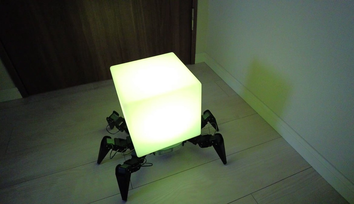 Die Japaner haben ein gruseliges Nachtlicht in Form einer Robo-Spinne geschaffen, die sich im Haus bewegen kann
