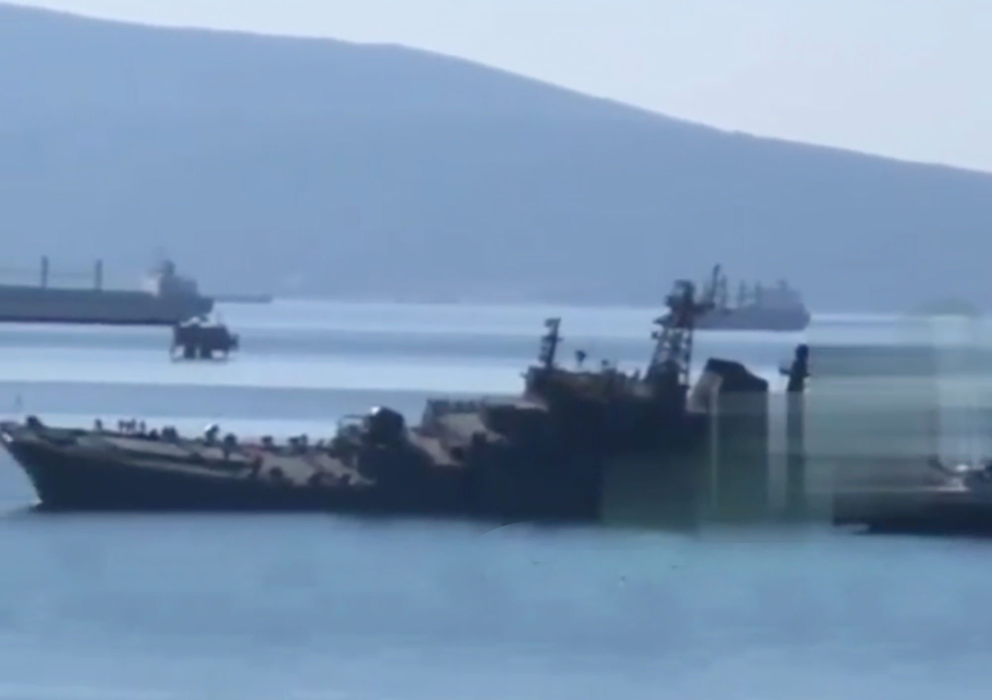 Marinedrohnen griffen die RF-Militärbasis in Novorosiysk an, wobei das große Landungsschiff Olenegorsk Miner beschädigt wurde