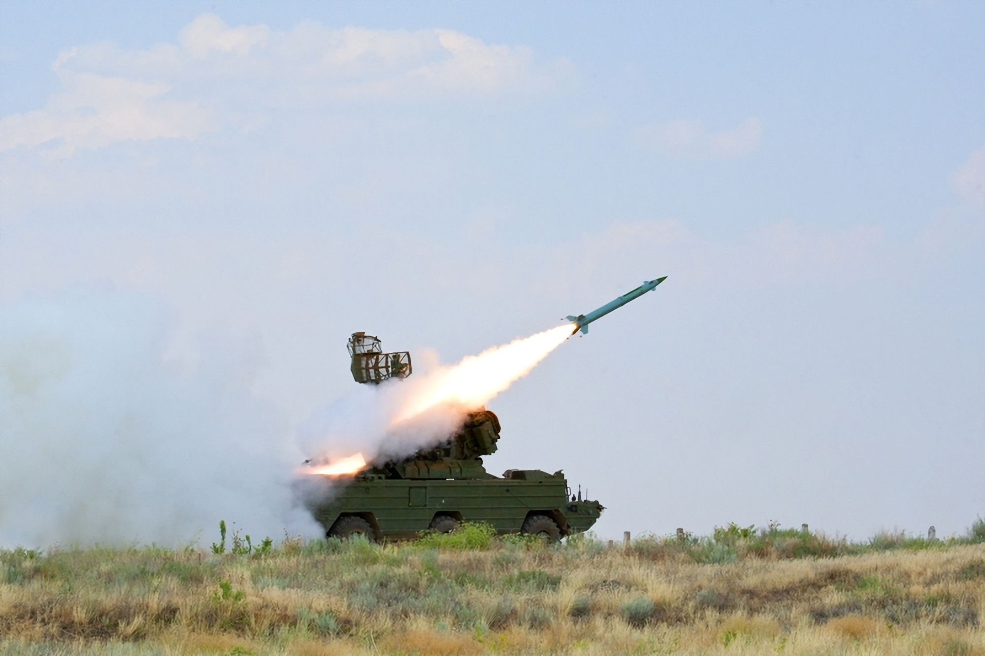 Flugabwehrraketensystem „Osa“ schießt russische Drohne „Orlan-10“ ab (Video)