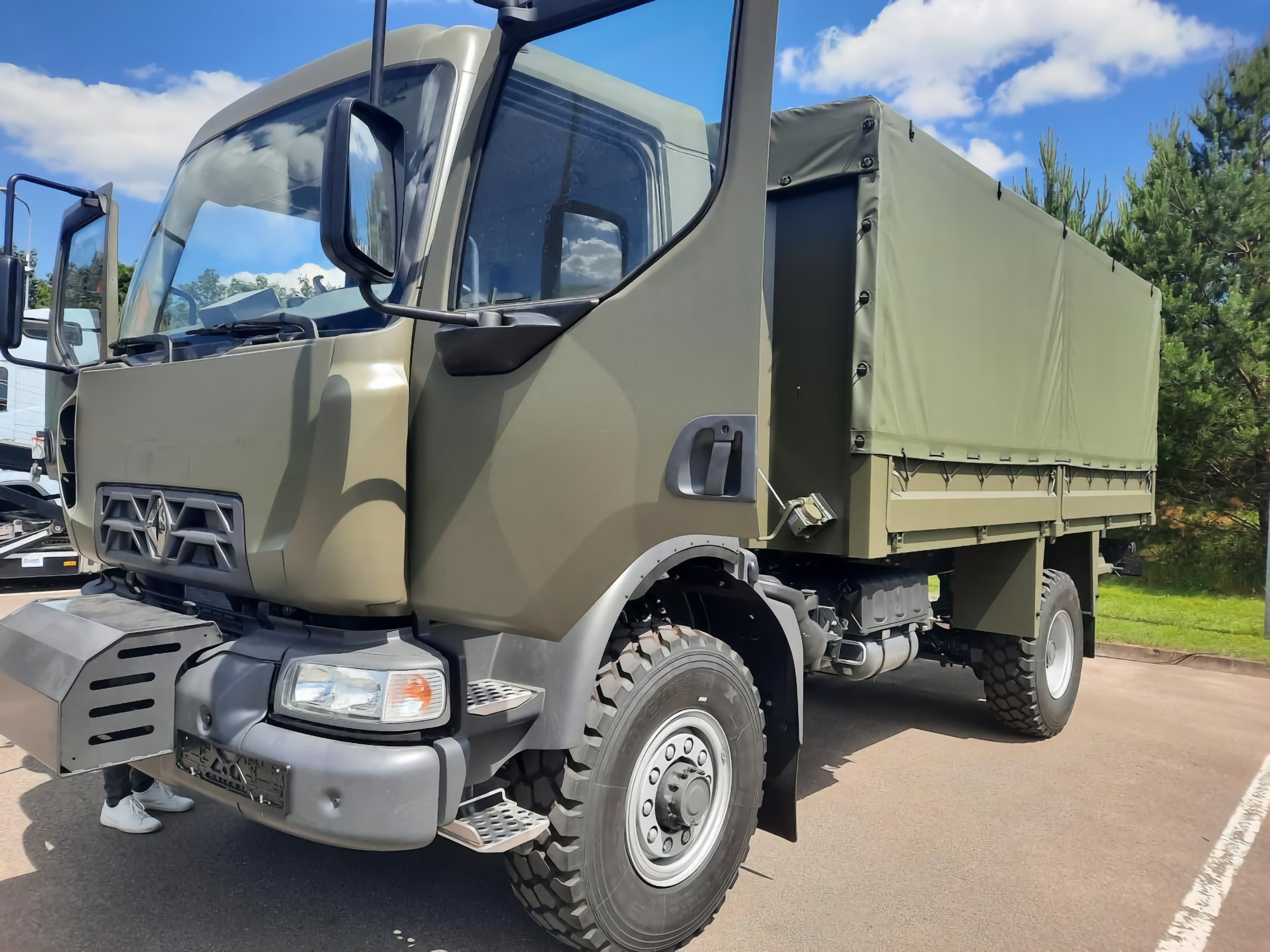 Die Europäische Union wird mehr als 90 Geländewagen in die Ukraine überführen Die Europäische Union wird mehr als 90 Geländewagen in die Ukraine überführen