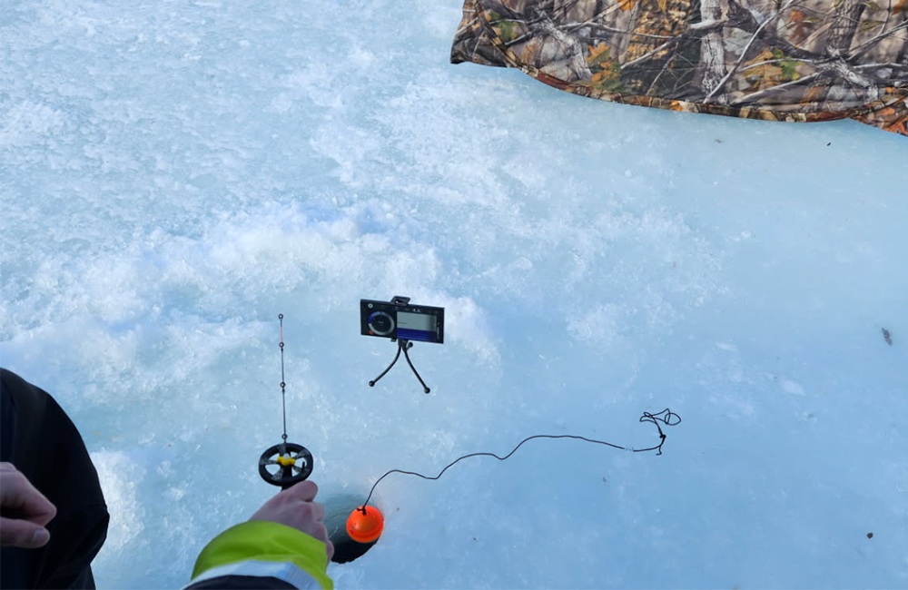 Eistest: wie das Galaxy S23 Ultra 5 Stunden Eintauchen in einen Fluss überstand Unzerstörbares Galaxy S23 Ultra: 5 Stunden unter Eis - und kein einziger Kratzer!