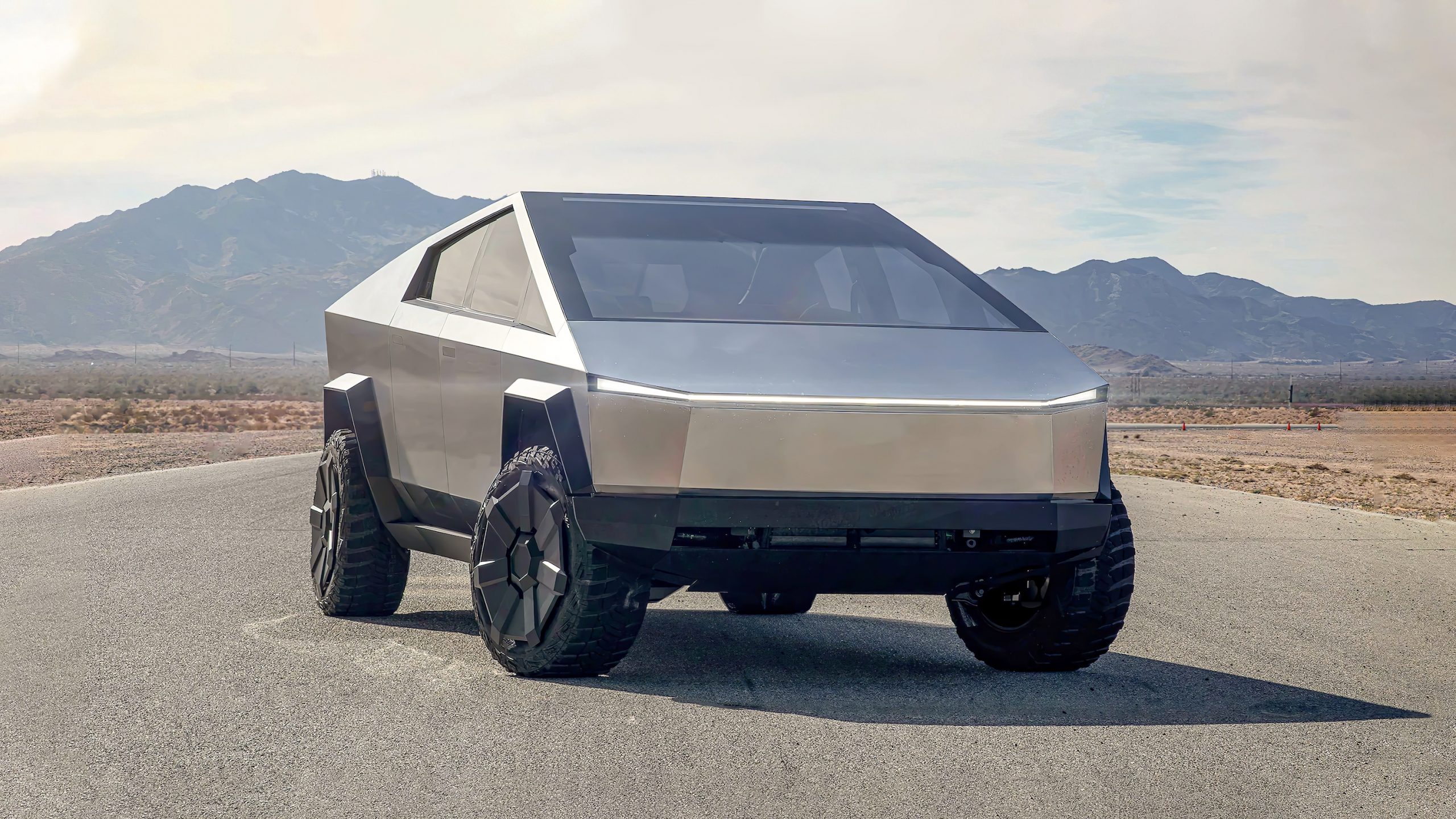 Elon Musk kündigte eine neue Version von Tesla Cybertruck an – mit vier Motoren und Panzer- und Krabbenmodus Elon Musk kündigte eine neue Version von Tesla Cybertruck an – mit vier Motoren und Panzer- und Krabbenmodus
