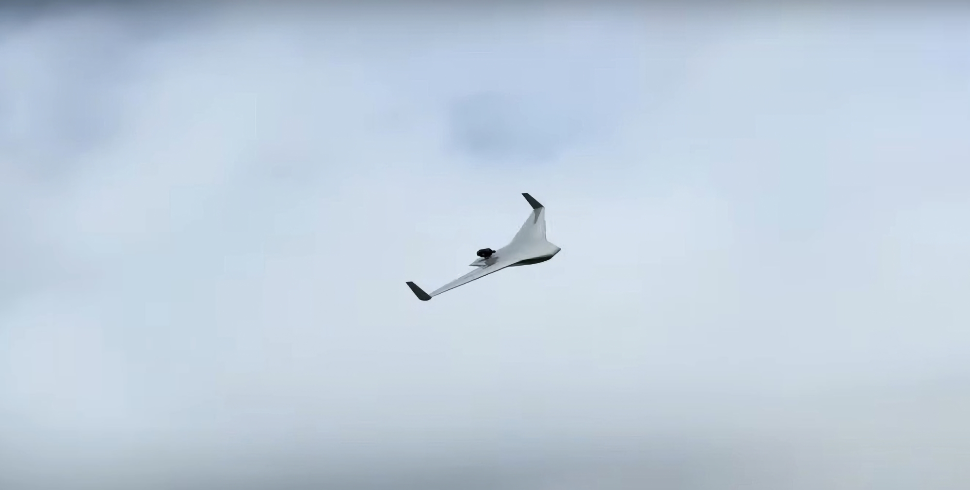 EOS Technologie hat die Veloce 330 vorgestellt: eine Drohne mit Düsenantrieb, die senkrecht startet und landet und Geschwindigkeiten von bis zu 400 km/h erreichen kann