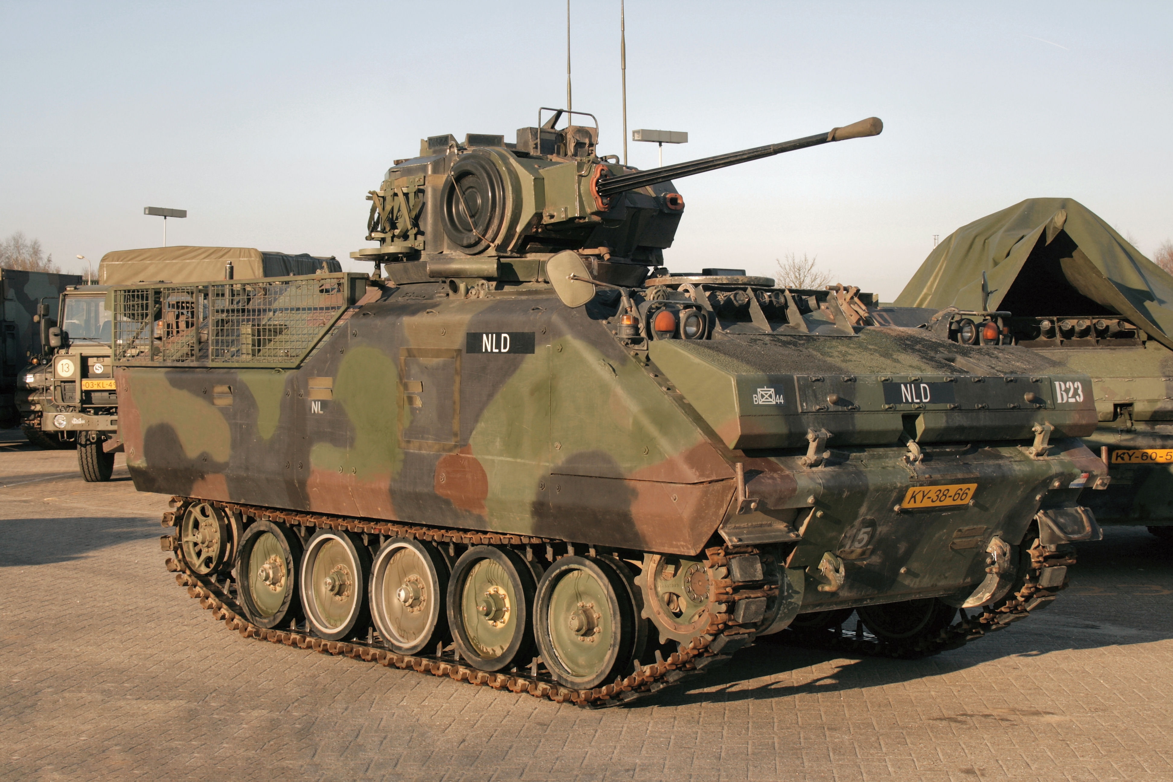 Niederländischer gepanzerter Personentransporter YPR-765 in der Nähe der APU an der Front gesichtet (Video)