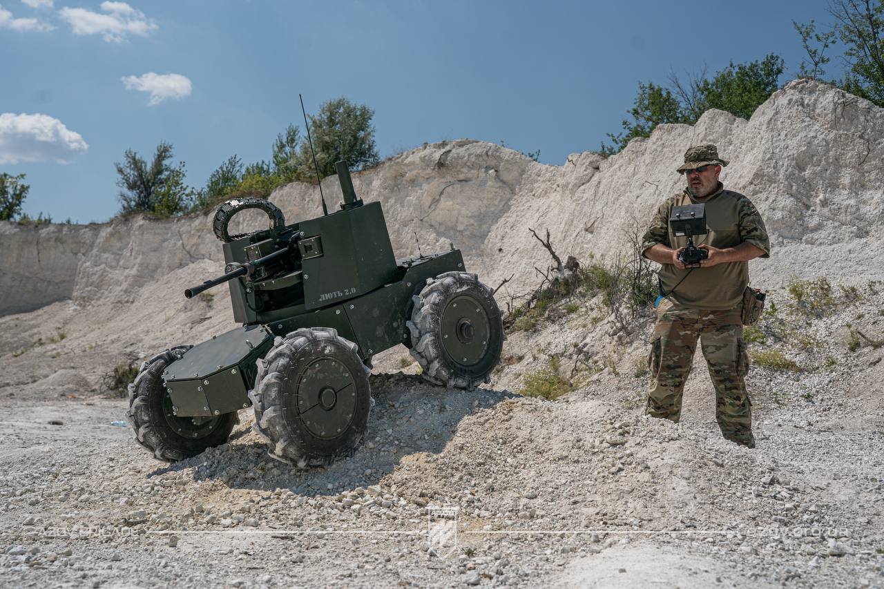 "Azov kämpft mit einer Bodendrohne mit einem "Rage 2.0" Maschinengewehr "Azov kämpft mit einer Bodendrohne mit einem "Rage 2.0" Maschinengewehr
