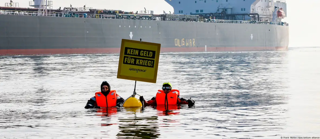 Baltische Barrikade: Greenpeace stellt sich gegen Öllieferungen aus Russland Greenpeace: ein Umweltkampf gegen den Ölschiffstransport in der Ostsee