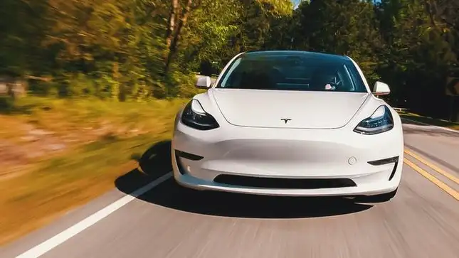 Forscher haben einen Weg gefunden, Tesla zu hacken und das vollständige Selbstfahren kostenlos zu aktivieren Forscher haben einen Weg gefunden, Tesla zu hacken und das vollständige Selbstfahren kostenlos zu aktivieren