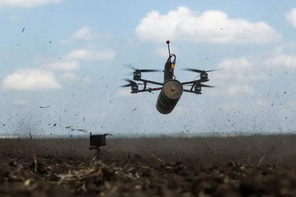 Russland hat mit dem Einsatz neuer FPV-Drohnen mit Glasfaserkabeln begonnen, die für die elektronische Kriegsführung unsichtbar sind