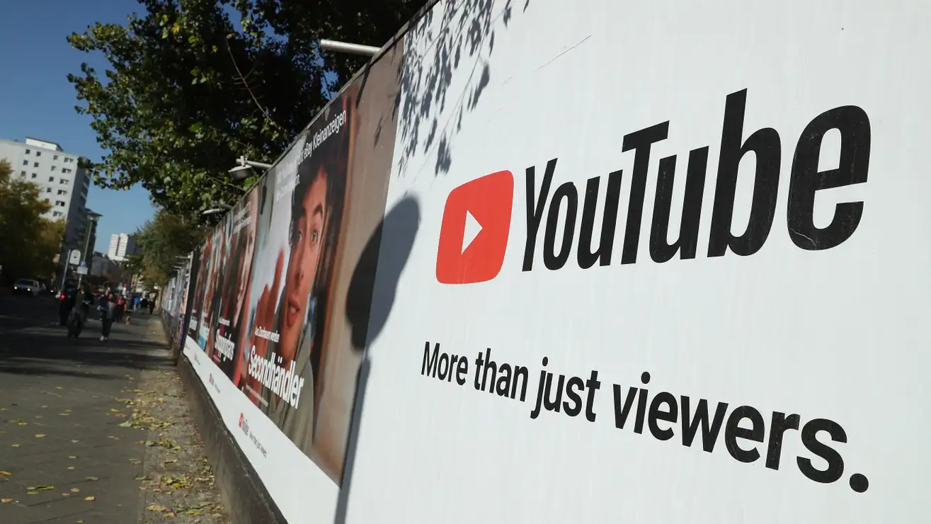 Ein Gericht in den USA hat entschieden, dass die Algorithmen von YouTube nicht rassistisch sind, wenn es um die Entfernung von Videos schwarzer Urheber geht Ein Gericht in den USA hat entschieden, dass die Algorithmen von YouTube nicht rassistisch sind, wenn es um die Entfernung von Videos schwarzer Urheber geht