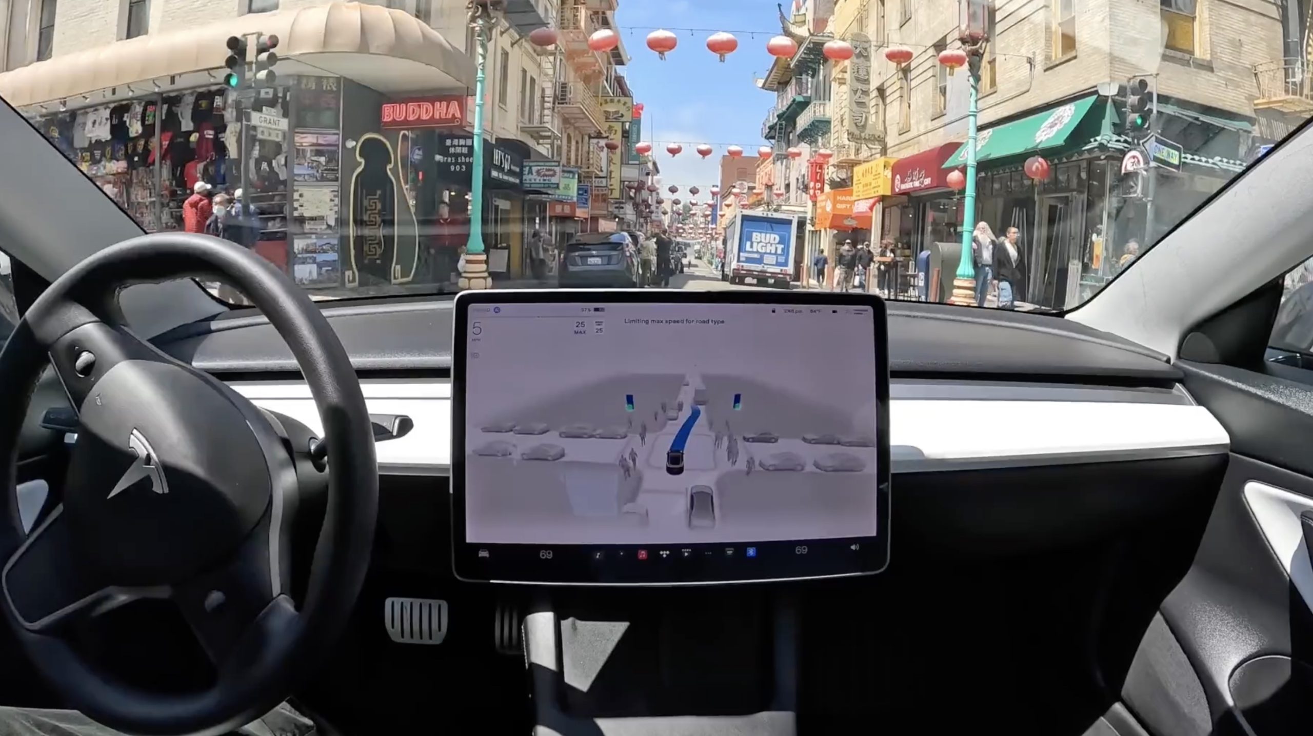 Elon Musks unbemannter Tesla verwirrte die Ampel an einer Kreuzung und verursachte fast einen Unfall Elon Musks unbemannter Tesla verwirrte die Ampel an einer Kreuzung und verursachte fast einen Unfall