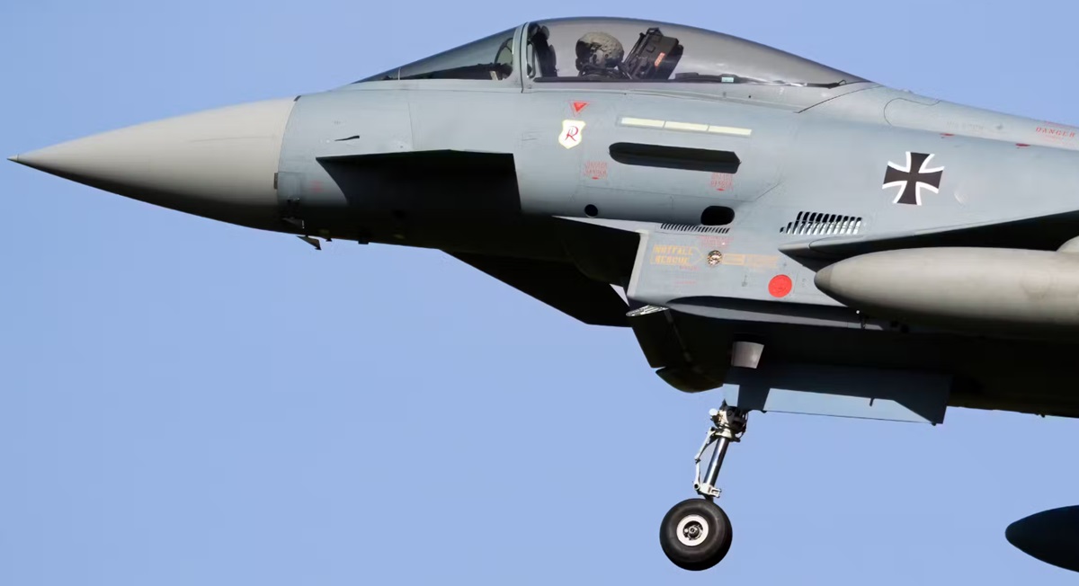 Deutscher Eurofighter Typhoon-Kampfjet nach Kollision mit einer Drohne beschädigt Deutscher Eurofighter Typhoon-Kampfjet nach Kollision mit einer Drohne beschädigt