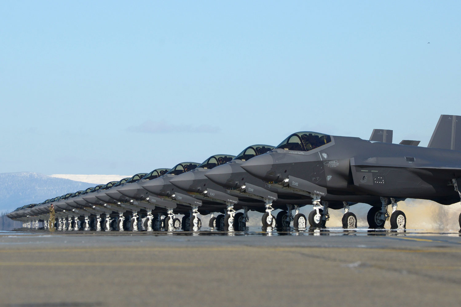 Die USA werden wegen der russischen Bedrohung F-35-Kampfflugzeuge nach Großbritannien, Luftverteidigungssysteme nach Deutschland und militärische Zerstörer nach Spanien schicken Die USA werden wegen der russischen Bedrohung F-35-Kampfflugzeuge nach Großbritannien, Luftverteidigungssysteme nach Deutschland und militärische Zerstörer nach Spanien schicken