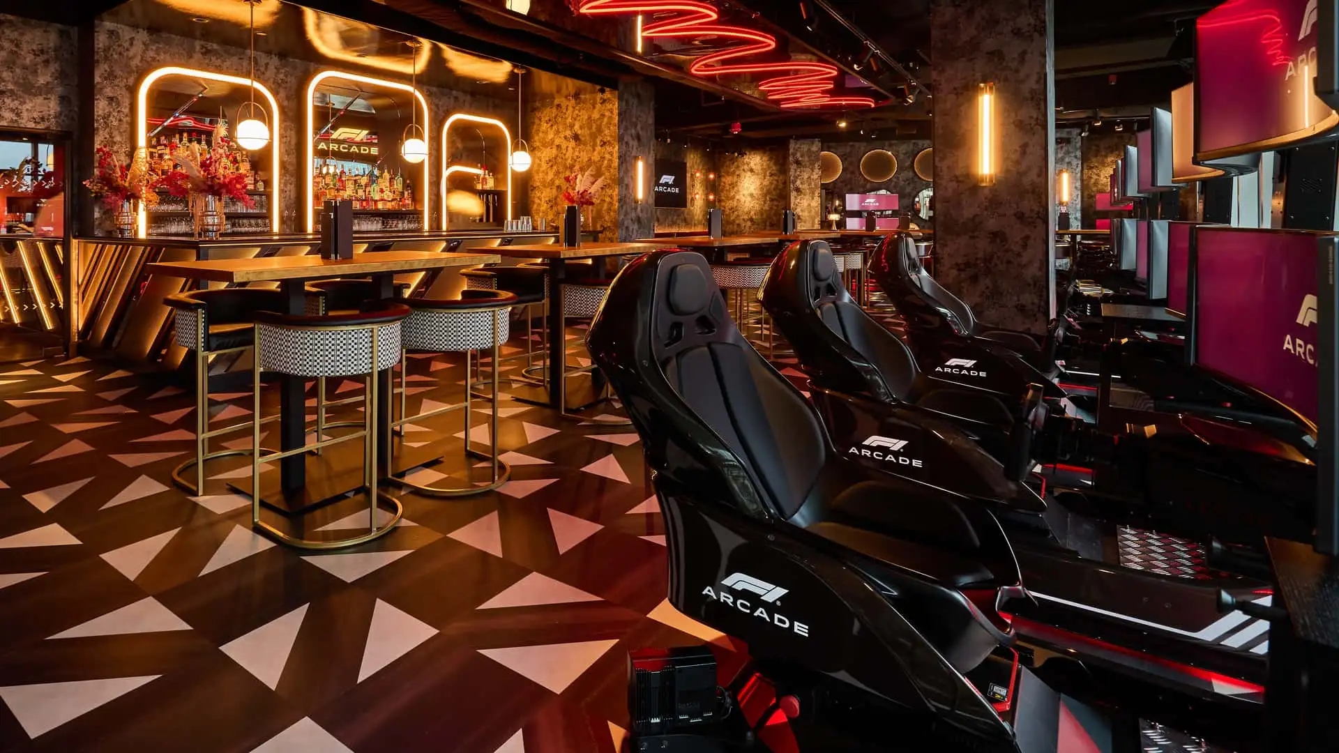 Das Restaurant F1 Arcade hat in Boston eröffnet und bietet köstliche Speisen und eine Fahrt hinter dem Steuer eines Formel-1-Autos Das Restaurant F1 Arcade hat in Boston eröffnet und bietet köstliche Speisen und eine Fahrt hinter dem Steuer eines Formel-1-Autos