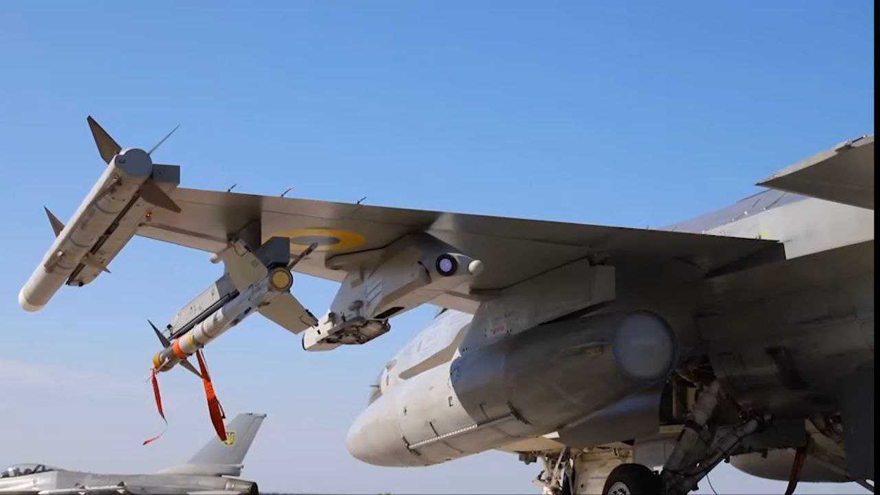 Ukrainische F-16 erhalten Frühwarnsystem für Raketenangriffe Ukrainische F-16 erhalten Frühwarnsystem für Raketenangriffe