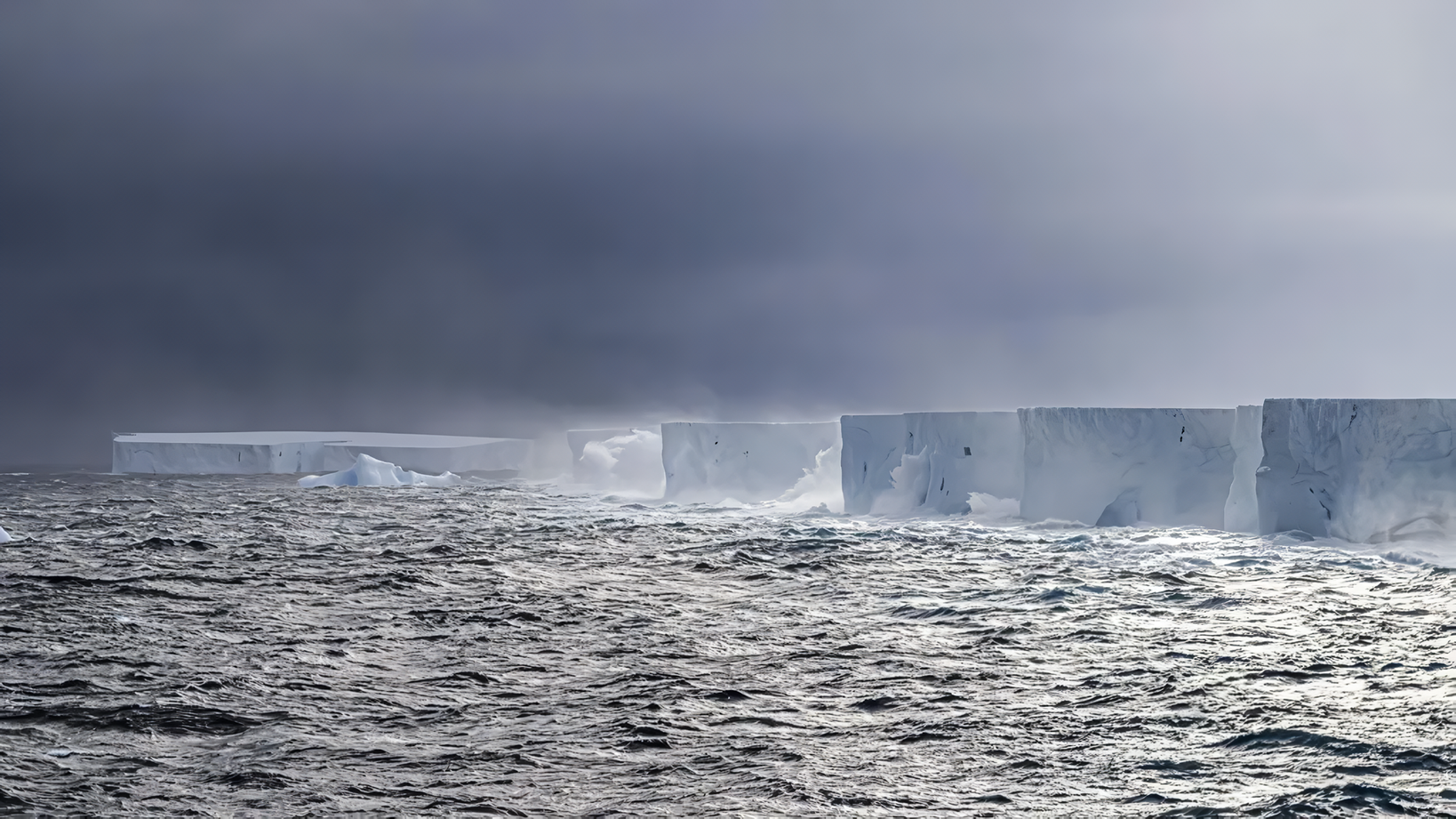 Der größte Eisberg der Welt mit einer Fläche von 4 000 Kilometern sitzt fest und dreht sich um eine Ozeanfalle Der größte Eisberg der Welt mit einer Fläche von 4 000 Kilometern sitzt fest und dreht sich um eine Ozeanfalle