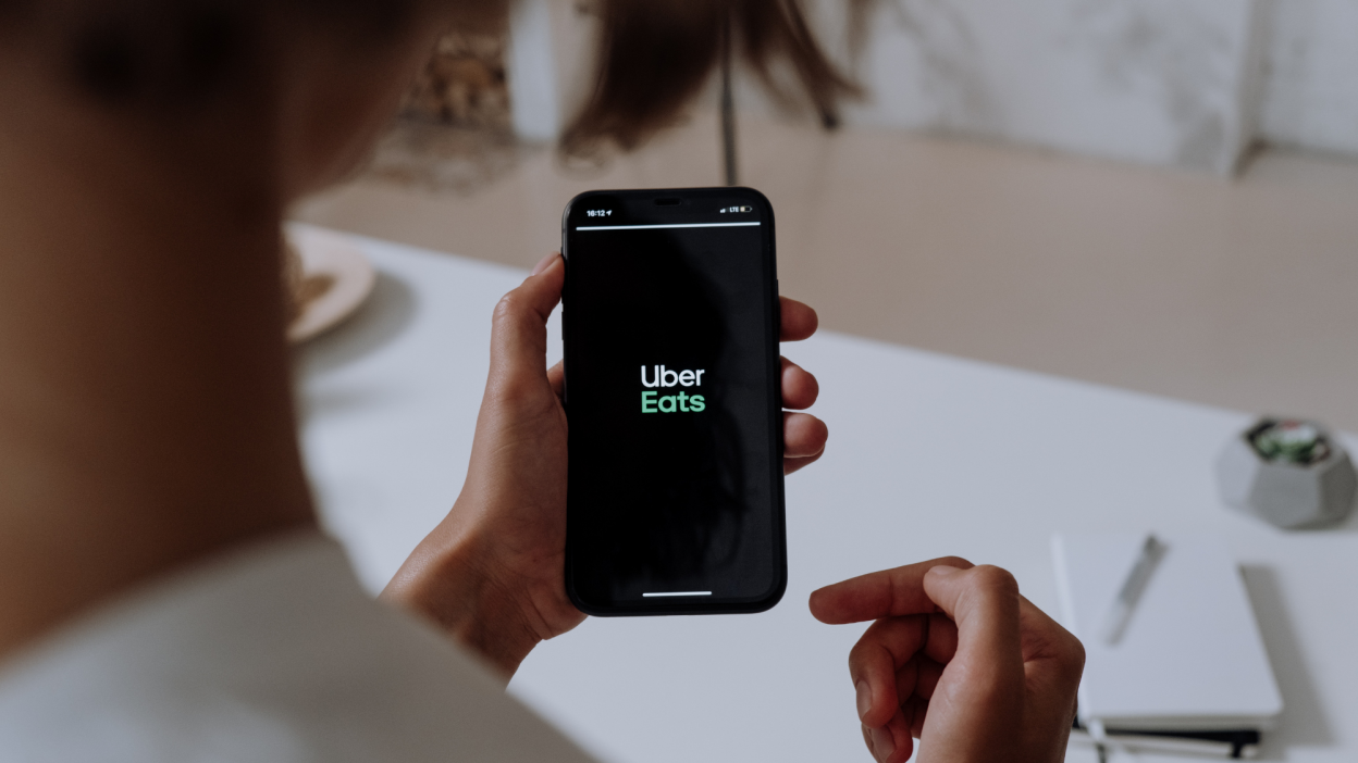 Uber Eats wird kurze TikTok-ähnliche Videos anbieten, um den Nutzern die Auswahl des Restaurants zu erleichtern, in dem sie bestellen möchten Uber Eats wird kurze TikTok-ähnliche Videos anbieten, um den Nutzern die Auswahl des Restaurants zu erleichtern, in dem sie bestellen möchten