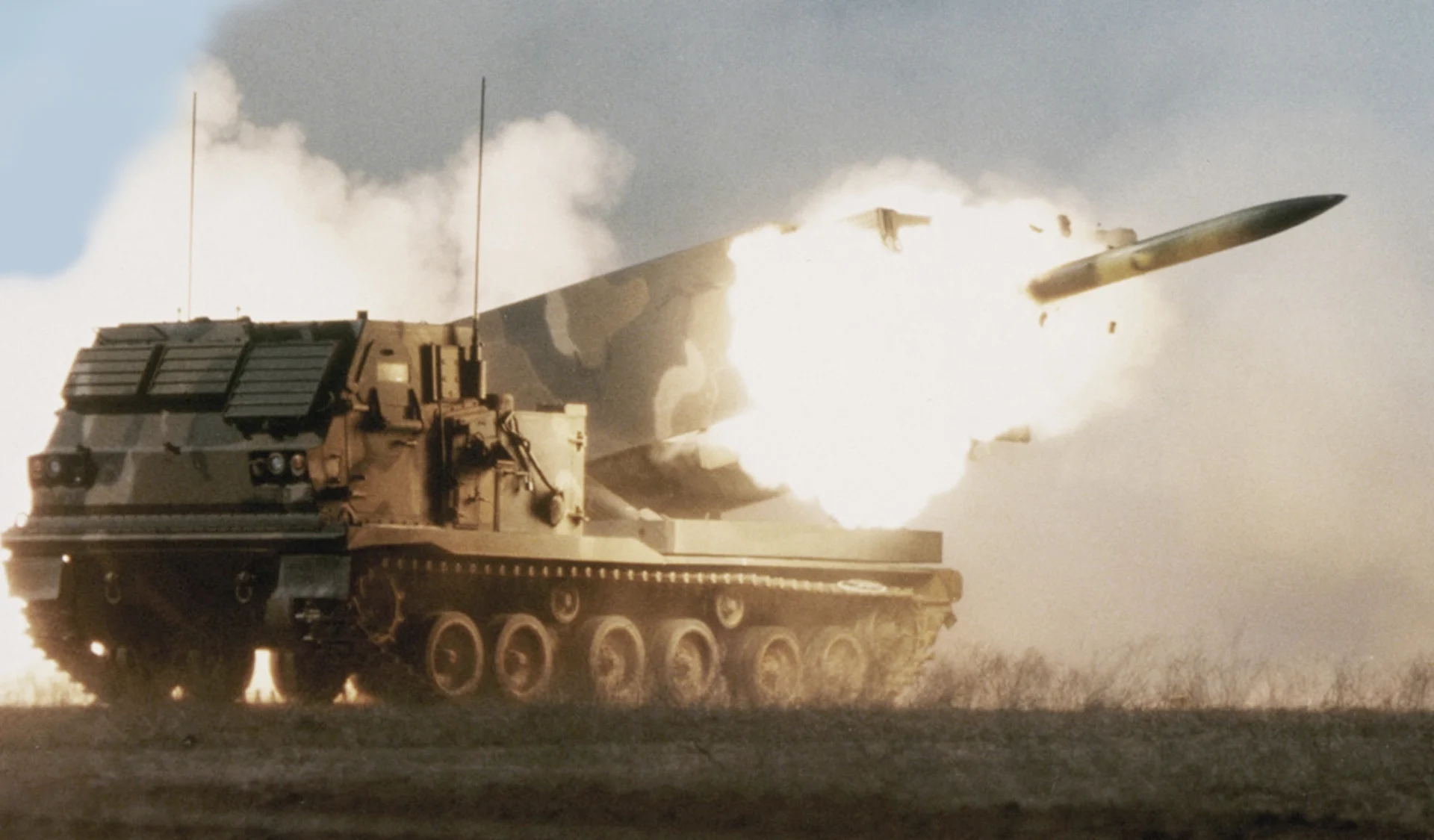 Großbritannien schickt aktualisierte M270-Mehrfachstartraketensysteme mit GPS in die Ukraine Großbritannien schickt aktualisierte M270-Mehrfachstartraketensysteme mit GPS in die Ukraine