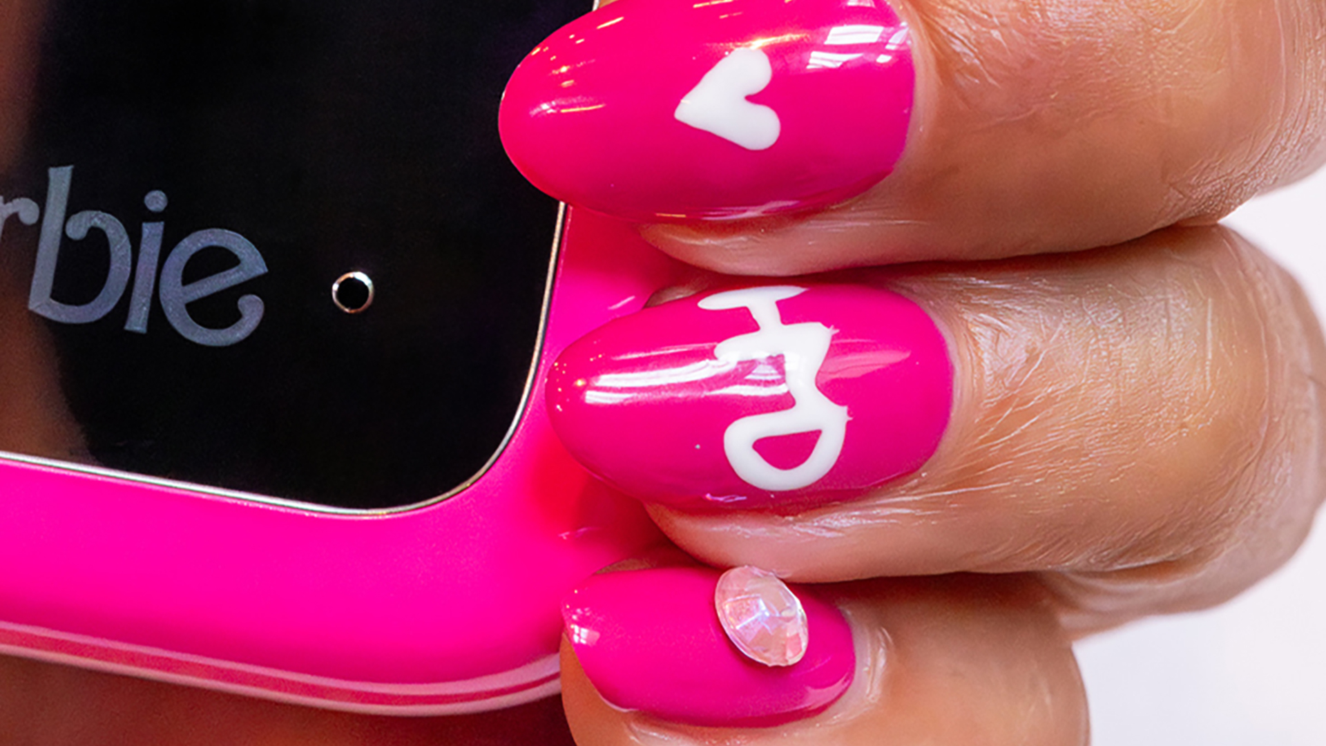 Die Zertifizierung des neuen HMD Barbie-Handys hat sein Aussehen und seine Spezifikationen enthüllt Die Zertifizierung des neuen HMD Barbie-Handys hat sein Aussehen und seine Spezifikationen enthüllt