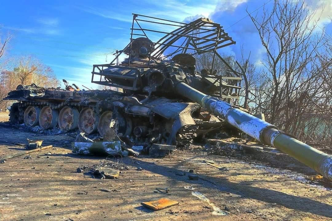 Panzer in Flammen: wie Illustrationen die Folgen des Krieges darstellen Illustration eines beschädigten russischen Panzers: eine künstlerische Interpretation des aktuellen Konflikts