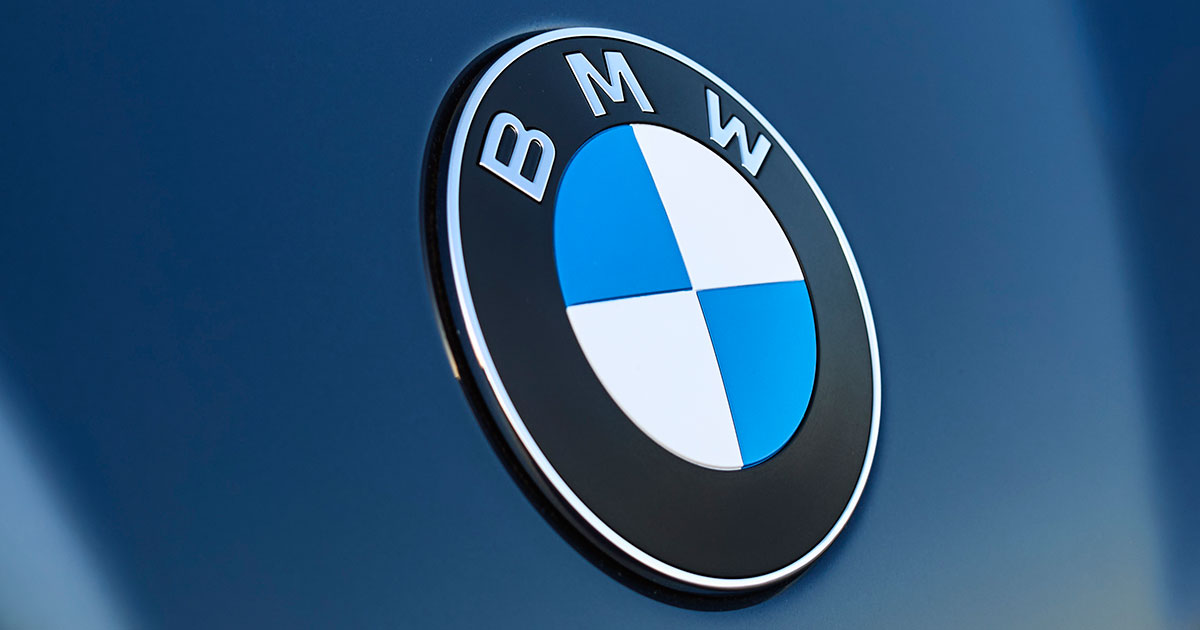 Wie sich der BMW iX3 Traditionen ändert: das Emblem an der Heckklappe