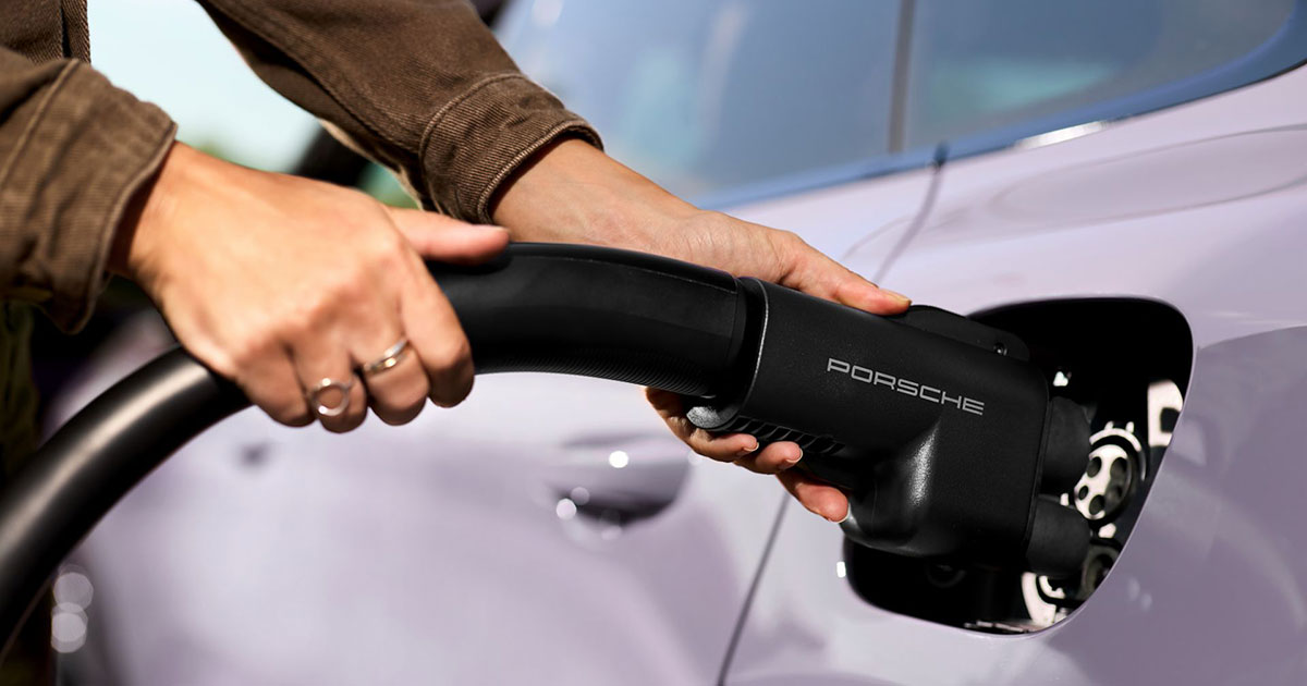 Porsche hat einen Adapter zur Nutzung des Tesla-Superchargers vorgestellt