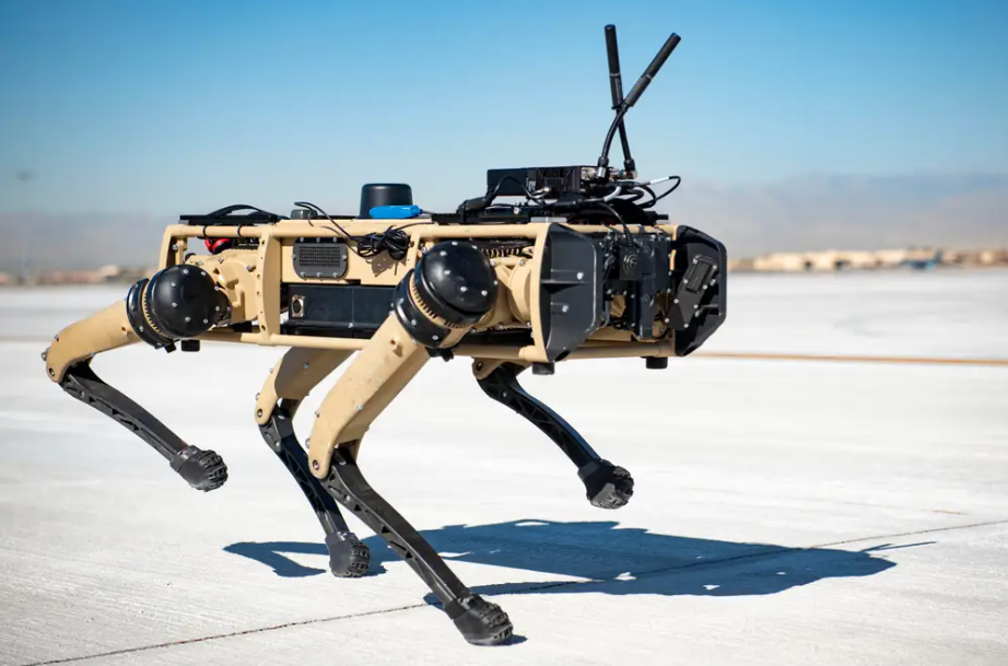 US-Eliteeinheiten testen bewaffnete "Roboterhunde" US-Eliteeinheiten testen bewaffnete "Roboterhunde"