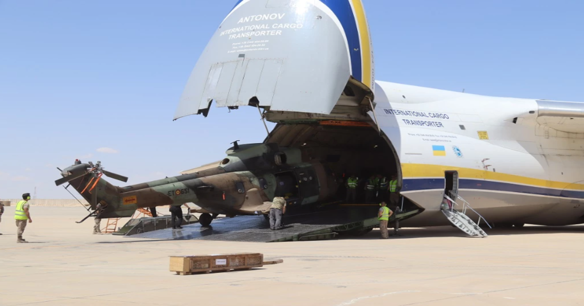 Ukrainische An-124 Ruslan transportierte spanische Hubschrauber in den Irak Ukrainische An-124 Ruslan transportierte spanische Hubschrauber in den Irak