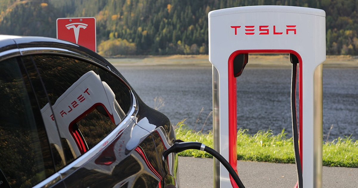 Tesla Supercharger: Entschlüsselung der Geheimnisse des schnellen Aufladens von Elektrofahrzeugen Tesla über Ladestationen: Was Autofahrer wissen müssen