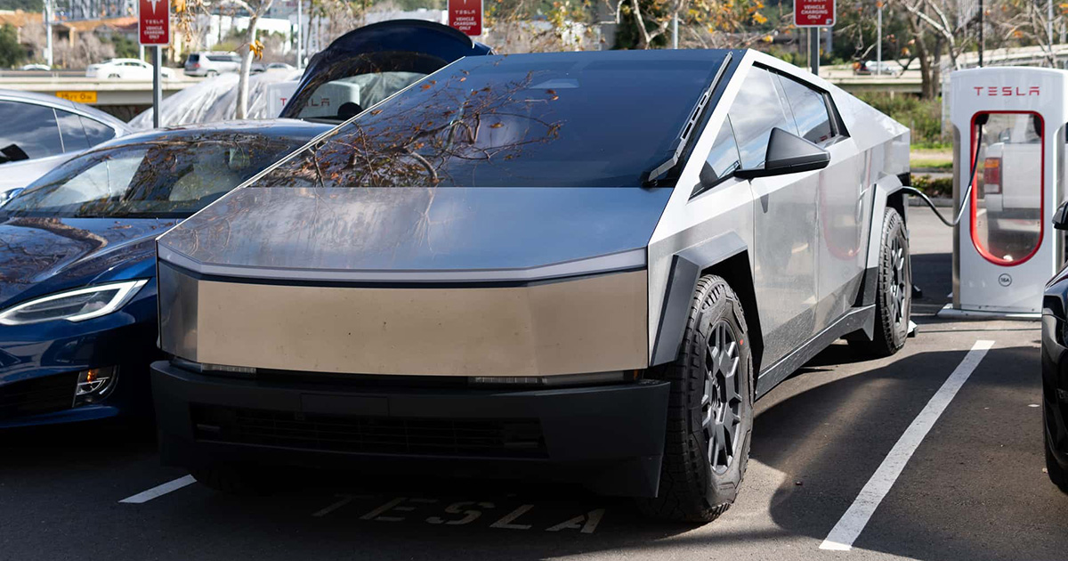 Die Zukunft ist nah: Cybertruck mit Tesla-Supercharger-Antrieb in einer neuen Testfahrt Tesla Cybertruck in Aktion: Wie der Elektro-Pickup an einer Supercharger-Station lädt