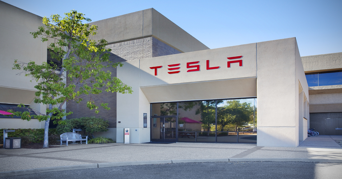 Tesla entlässt 14 Tausend Mitarbeiter inmitten fallender Aktien Tesla entlässt 14 Tausend Mitarbeiter inmitten fallender Aktien