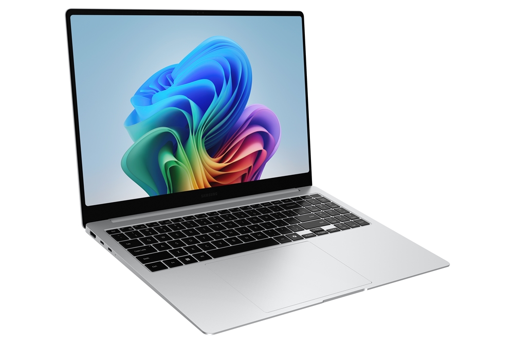 Samsung Galaxy Book 5 Pro ist auf dem Tisch Samsung Galaxy Book 5 Pro ist auf dem Tisch