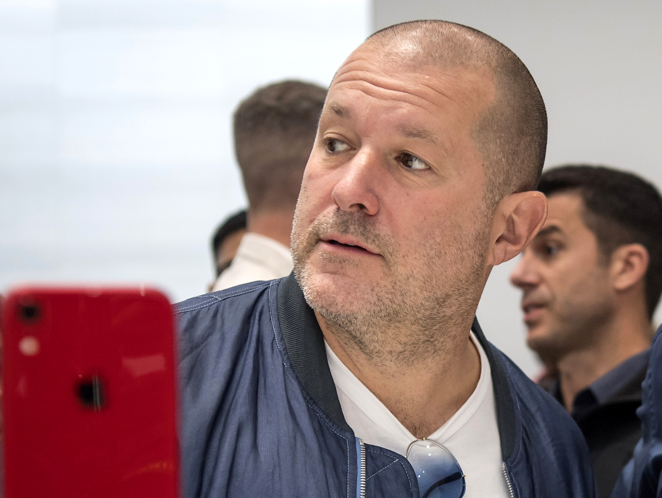 Jony Ive und Sam Altman arbeiten mit dem iPhone-Designchef an KI-Geräten