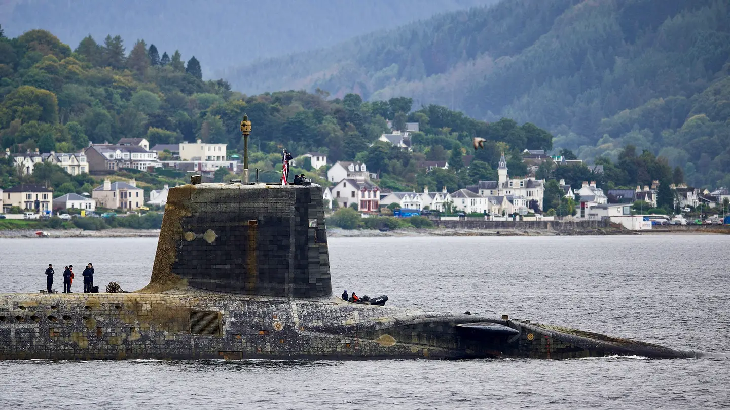 Das atomgetriebene U-Boot der Vanguard-Klasse, das Interkontinentalraketen vom Typ Trident II (D5) an Bord hat, gleicht nach einem längeren Einsatz einem Seeungeheuer.-3