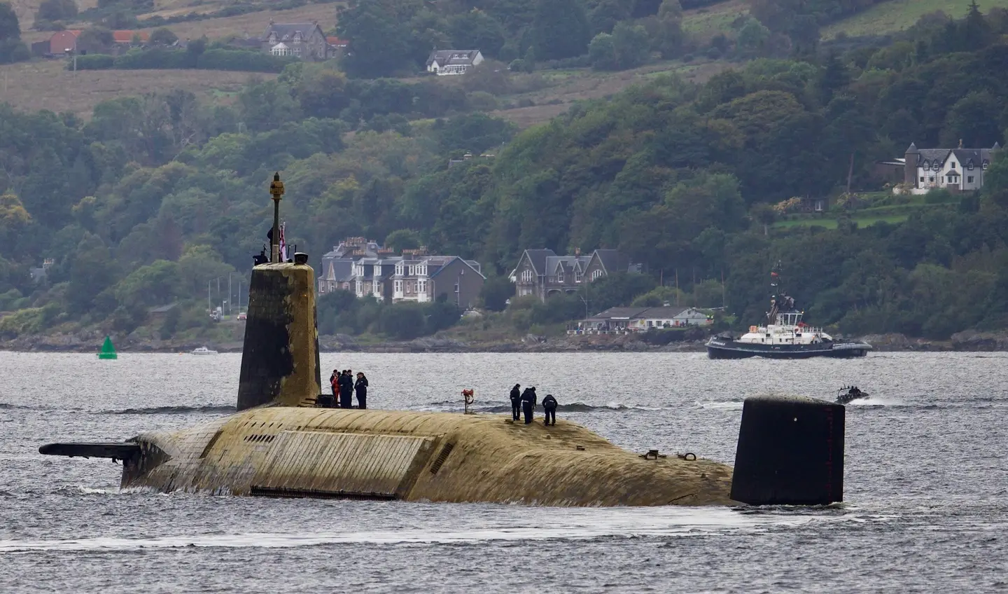 Das atomgetriebene U-Boot der Vanguard-Klasse, das Interkontinentalraketen vom Typ Trident II (D5) an Bord hat, gleicht nach einem längeren Einsatz einem Seeungeheuer.-2