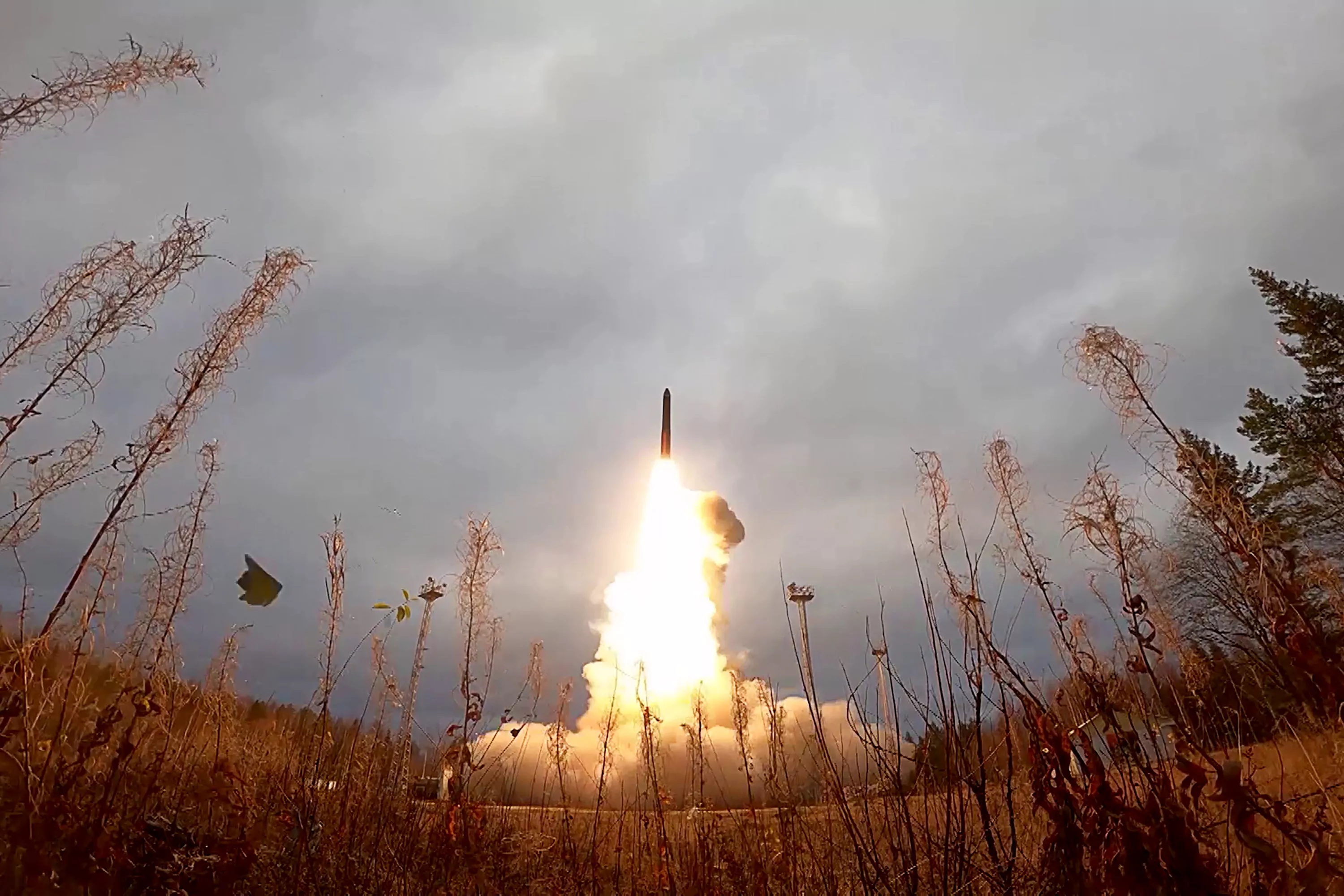 Die Russen haben die ballistische Interkontinentalrakete SS-27 Mod 2 mit einer Reichweite von 12.000 Kilometern gestartet, die einen nuklearen Sprengkopf mit einer Sprengkraft von bis zu 500 Kilotonnen tragen kann. Die Russen haben die ballistische Interkontinentalrakete SS-27 Mod 2 mit einer Reichweite von 12.000 Kilometern gestartet, die einen nuklearen Sprengkopf mit einer Sprengkraft von bis zu 500 Kilotonnen tragen kann.