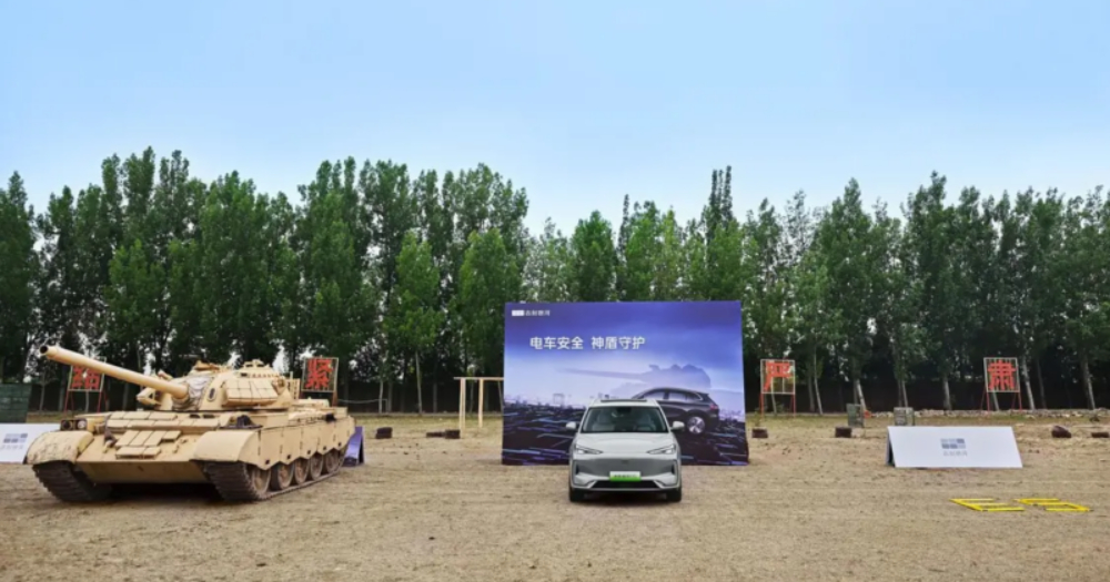 Test der Galaxy E5 Batterie unter Panzer Druck Test der Galaxy E5 Batterie unter Panzer Druck