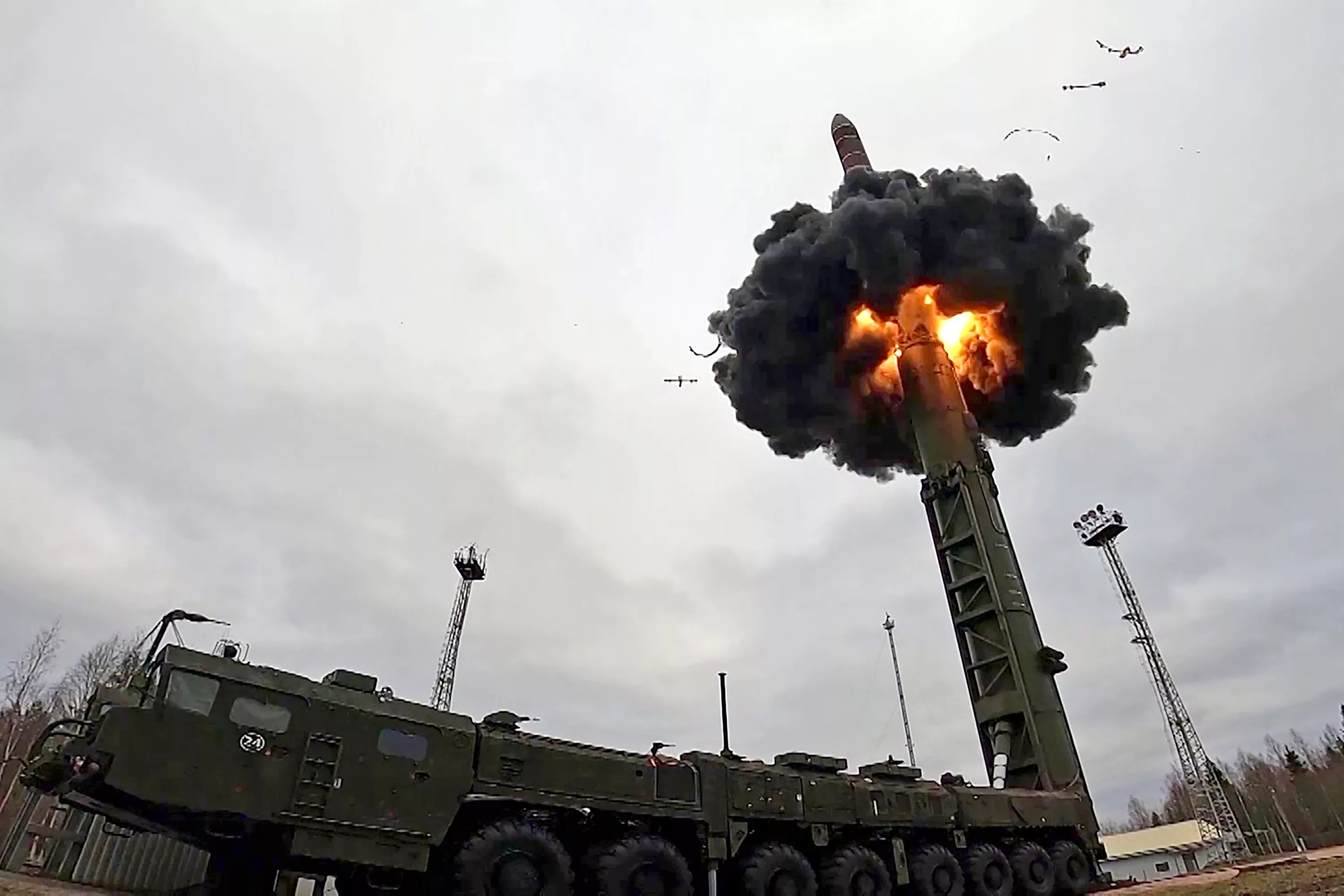 Die Russen haben die ballistische Interkontinentalrakete SS-27 Mod 2 mit einer Reichweite von 12.000 Kilometern gestartet, die einen nuklearen Sprengkopf mit einer Sprengkraft von bis zu 500 Kilotonnen tragen kann.-2 Die Russen haben die ballistische Interkontinentalrakete SS-27 Mod 2 mit einer Reichweite von 12.000 Kilometern gestartet, die einen nuklearen Sprengkopf mit einer Sprengkraft von bis zu 500 Kilotonnen tragen kann.-2