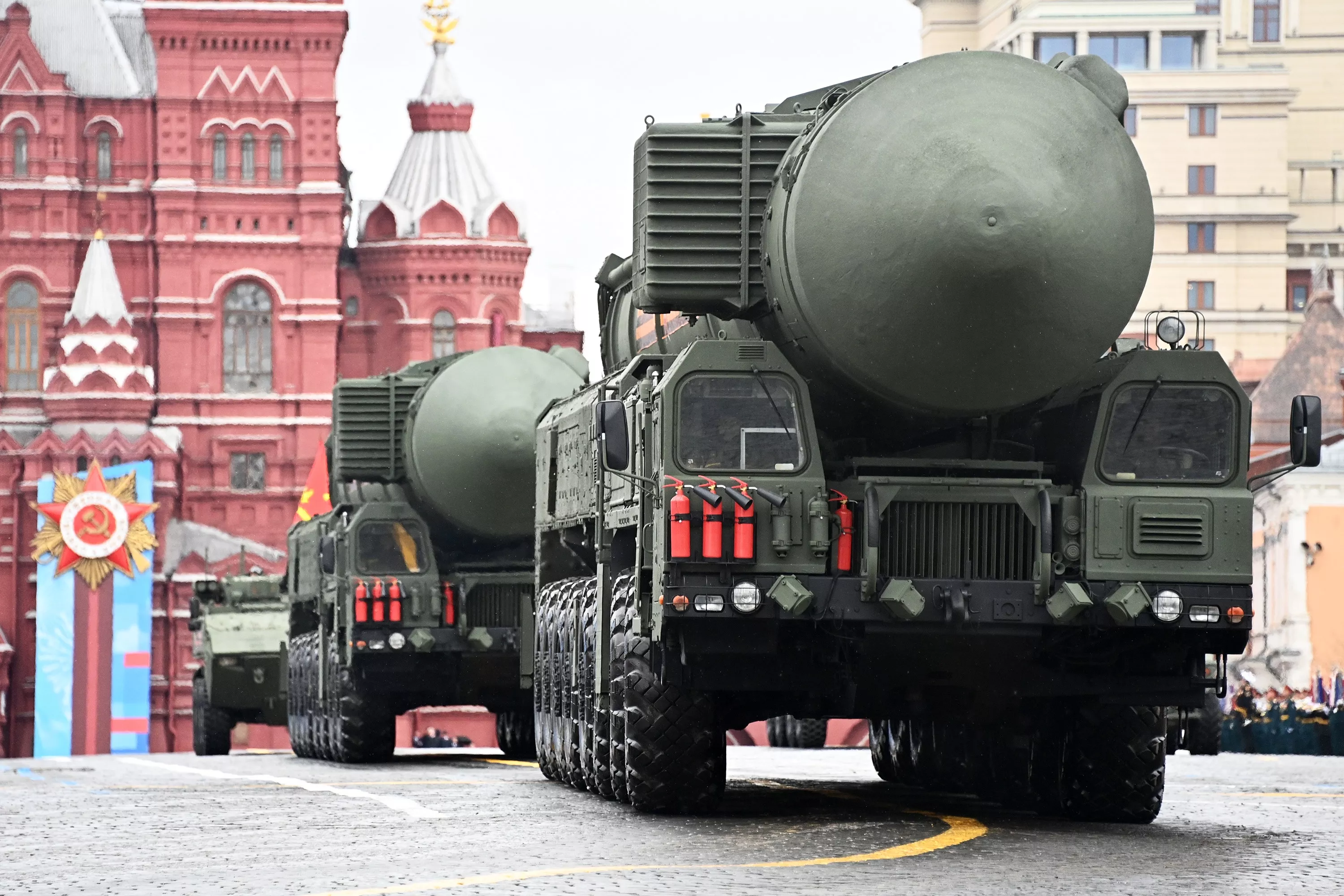 Die Russen haben die ballistische Interkontinentalrakete SS-27 Mod 2 mit einer Reichweite von 12.000 Kilometern gestartet, die einen nuklearen Sprengkopf mit einer Sprengkraft von bis zu 500 Kilotonnen tragen kann.-3 Die Russen haben die ballistische Interkontinentalrakete SS-27 Mod 2 mit einer Reichweite von 12.000 Kilometern gestartet, die einen nuklearen Sprengkopf mit einer Sprengkraft von bis zu 500 Kilotonnen tragen kann.-3