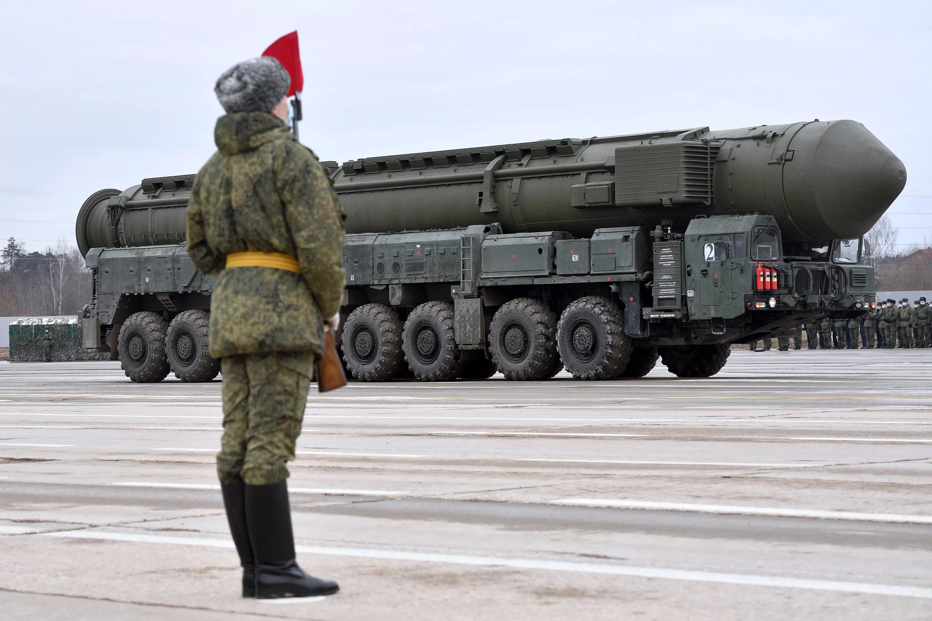 Die Russen haben die ballistische Interkontinentalrakete SS-27 Mod 2 mit einer Reichweite von 12.000 Kilometern gestartet, die einen nuklearen Sprengkopf mit einer Sprengkraft von bis zu 500 Kilotonnen tragen kann.-4 Die Russen haben die ballistische Interkontinentalrakete SS-27 Mod 2 mit einer Reichweite von 12.000 Kilometern gestartet, die einen nuklearen Sprengkopf mit einer Sprengkraft von bis zu 500 Kilotonnen tragen kann.-4