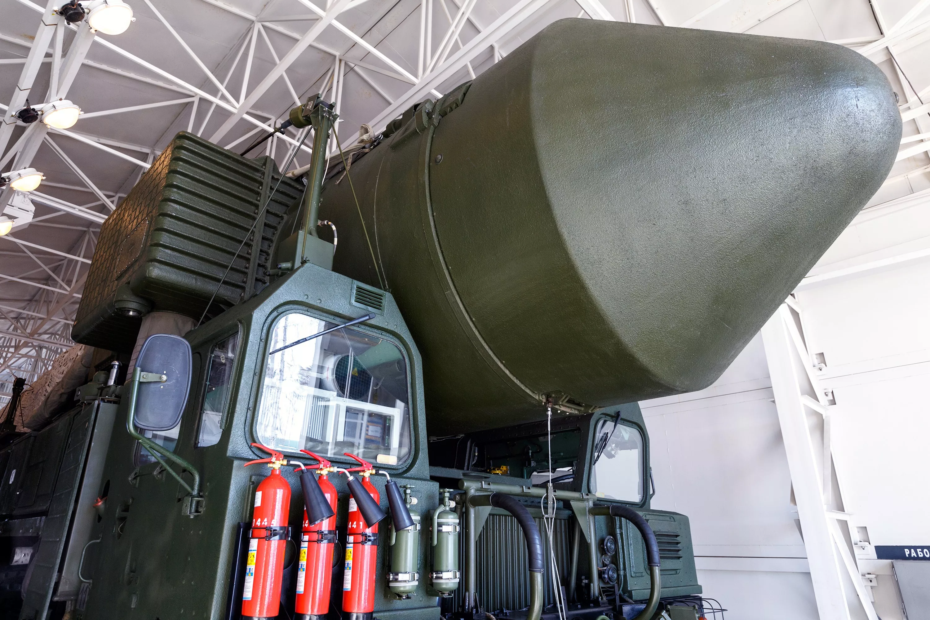 Die Russen haben die ballistische Interkontinentalrakete SS-27 Mod 2 mit einer Reichweite von 12.000 Kilometern gestartet, die einen nuklearen Sprengkopf mit einer Sprengkraft von bis zu 500 Kilotonnen tragen kann.-5 Die Russen haben die ballistische Interkontinentalrakete SS-27 Mod 2 mit einer Reichweite von 12.000 Kilometern gestartet, die einen nuklearen Sprengkopf mit einer Sprengkraft von bis zu 500 Kilotonnen tragen kann.-5