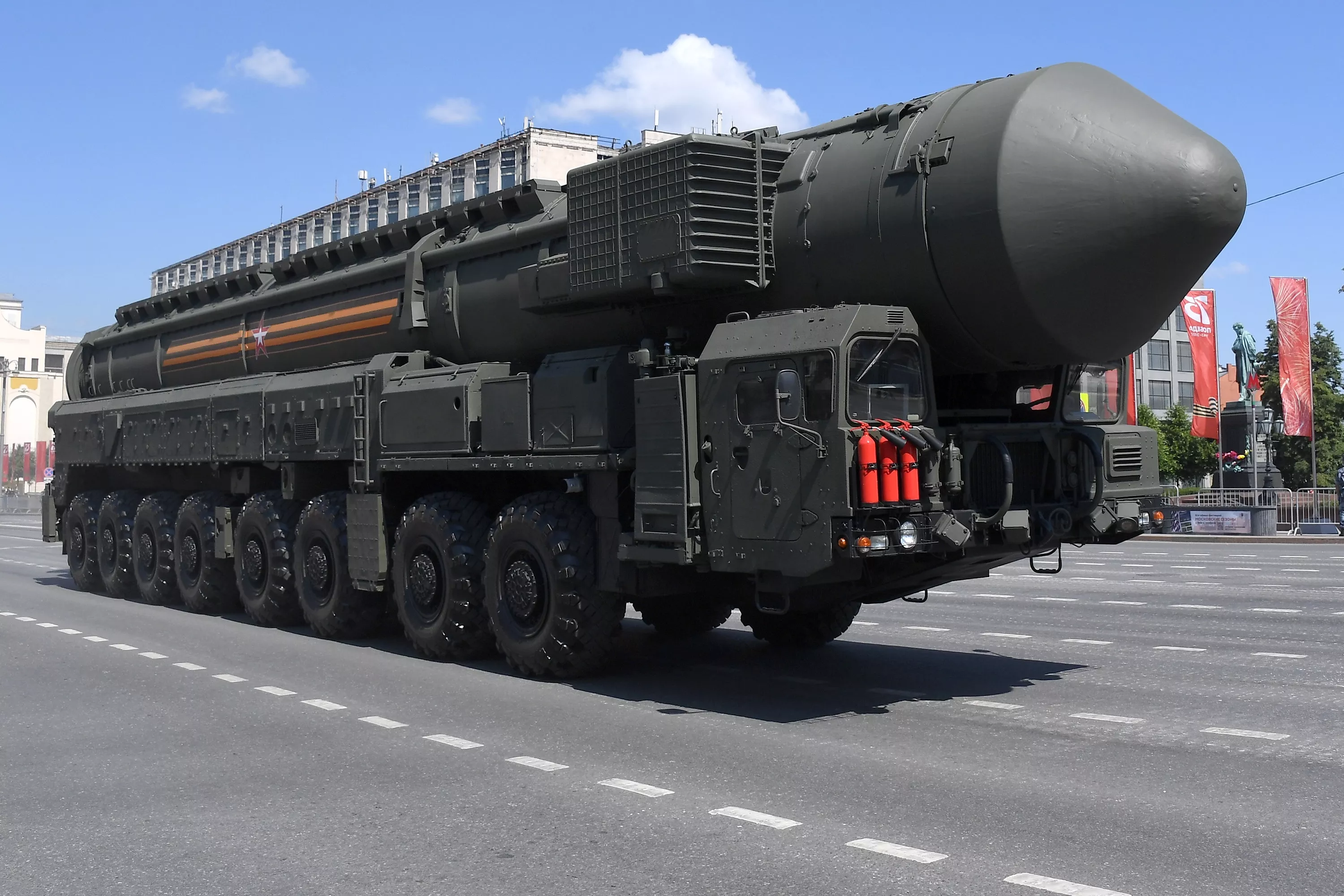 Die Russen haben die ballistische Interkontinentalrakete SS-27 Mod 2 mit einer Reichweite von 12.000 Kilometern gestartet, die einen nuklearen Sprengkopf mit einer Sprengkraft von bis zu 500 Kilotonnen tragen kann.-7 Die Russen haben die ballistische Interkontinentalrakete SS-27 Mod 2 mit einer Reichweite von 12.000 Kilometern gestartet, die einen nuklearen Sprengkopf mit einer Sprengkraft von bis zu 500 Kilotonnen tragen kann.-7