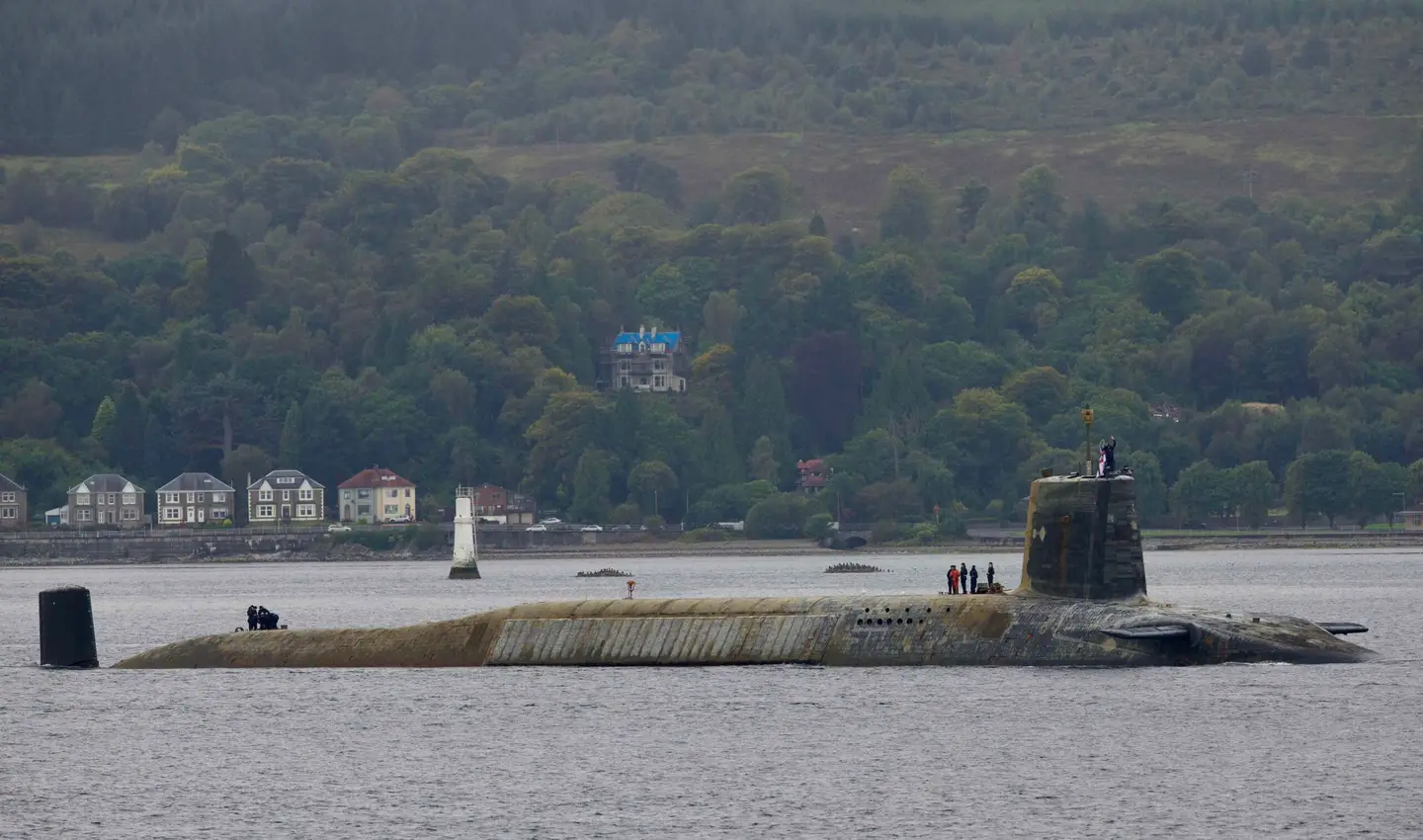 Das atomgetriebene U-Boot der Vanguard-Klasse, das Interkontinentalraketen vom Typ Trident II (D5) an Bord hat, gleicht nach einem längeren Einsatz einem Seeungeheuer.