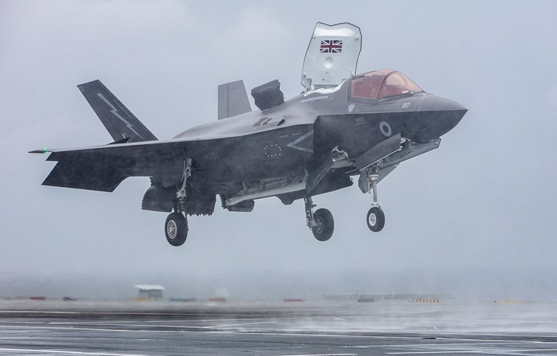 Britische Kampfflugzeuge vom Typ F-35 Lightning II und Eurofighter Typhoon haben bei einer Übung einen Rekord aufgestellt und 53 AIM-132 ASRAAM-Raketen auf unbemannte Banshee-Ziele abgefeuert Britische Kampfflugzeuge vom Typ F-35 Lightning II und Eurofighter Typhoon haben bei einer Übung einen Rekord aufgestellt und 53 AIM-132 ASRAAM-Raketen auf unbemannte Banshee-Ziele abgefeuert
