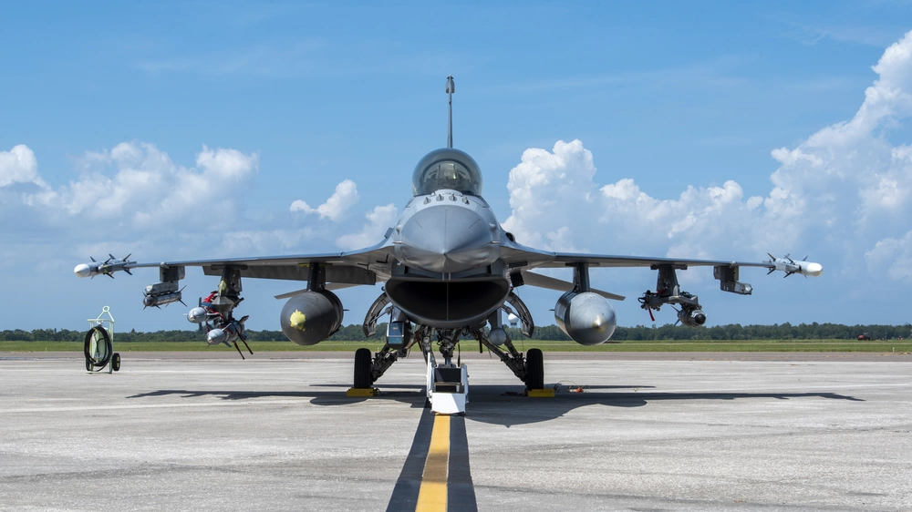 USA schicken F-16 Fighting Falcon-Kampfjets nach Rumänien, nachdem russische Drohnen auf dem Territorium des Landes abgestürzt und explodiert sind USA schicken F-16 Fighting Falcon-Kampfjets nach Rumänien, nachdem russische Drohnen auf dem Territorium des Landes abgestürzt und explodiert sind